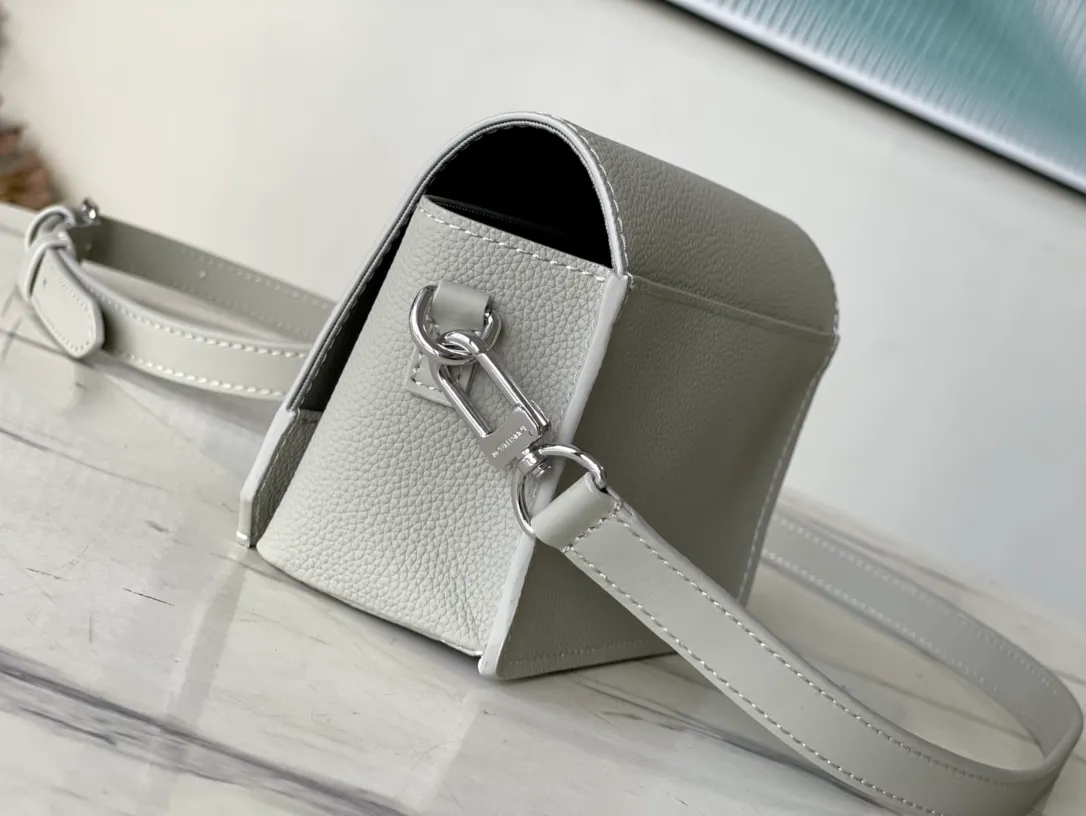 💰880 (first-grain leather) top original order M82281 gray green all-leather men's messenger bag series FASTLINE mini handbag The Fastline mini handbag combines grained cow leather and metal parts, with the bias-cut details of the flap and the LV letters on the front corner to highlight the iconic design of the Aerogram series. The detachable shoulder strap allows for multiple carrying options. Detailed features 17.3 x 12 x 7 cm.