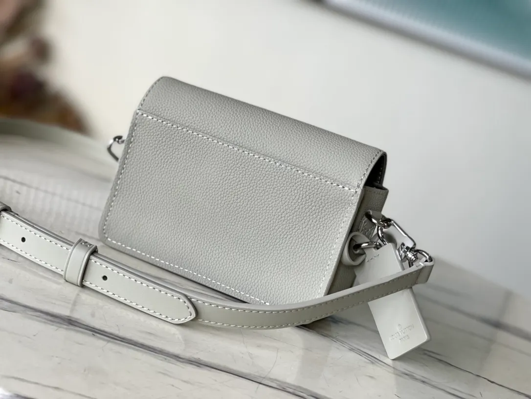 💰880 (first-grain leather) top original order M82281 gray green all-leather men's messenger bag series FASTLINE mini handbag The Fastline mini handbag combines grained cow leather and metal parts, with the bias-cut details of the flap and the LV letters on the front corner to highlight the iconic design of the Aerogram series. The detachable shoulder strap allows for multiple carrying options. Detailed features 17.3 x 12 x 7 cm.