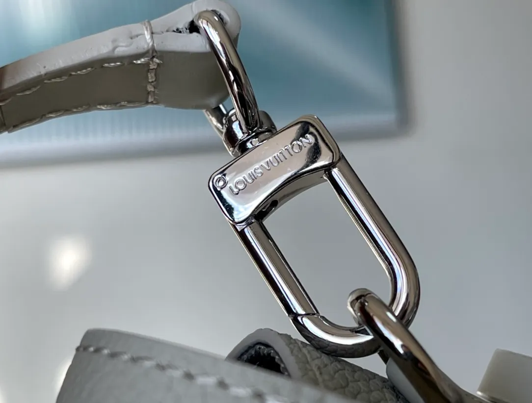 💰880 (first-grain leather) top original order M82281 gray green all-leather men's messenger bag series FASTLINE mini handbag The Fastline mini handbag combines grained cow leather and metal parts, with the bias-cut details of the flap and the LV letters on the front corner to highlight the iconic design of the Aerogram series. The detachable shoulder strap allows for multiple carrying options. Detailed features 17.3 x 12 x 7 cm.