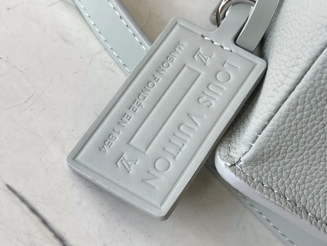 💰880 (first-grain leather) top original order M82281 gray green all-leather men's messenger bag series FASTLINE mini handbag The Fastline mini handbag combines grained cow leather and metal parts, with the bias-cut details of the flap and the LV letters on the front corner to highlight the iconic design of the Aerogram series. The detachable shoulder strap allows for multiple carrying options. Detailed features 17.3 x 12 x 7 cm.