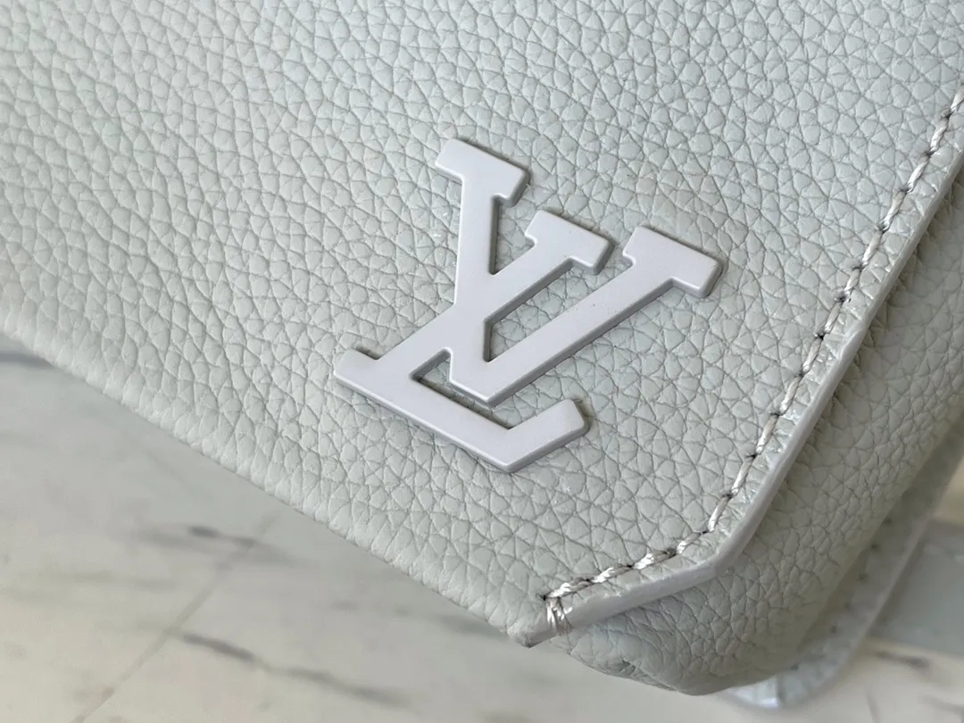 💰880 (first-grain leather) top original order M82281 gray green all-leather men's messenger bag series FASTLINE mini handbag The Fastline mini handbag combines grained cow leather and metal parts, with the bias-cut details of the flap and the LV letters on the front corner to highlight the iconic design of the Aerogram series. The detachable shoulder strap allows for multiple carrying options. Detailed features 17.3 x 12 x 7 cm.
