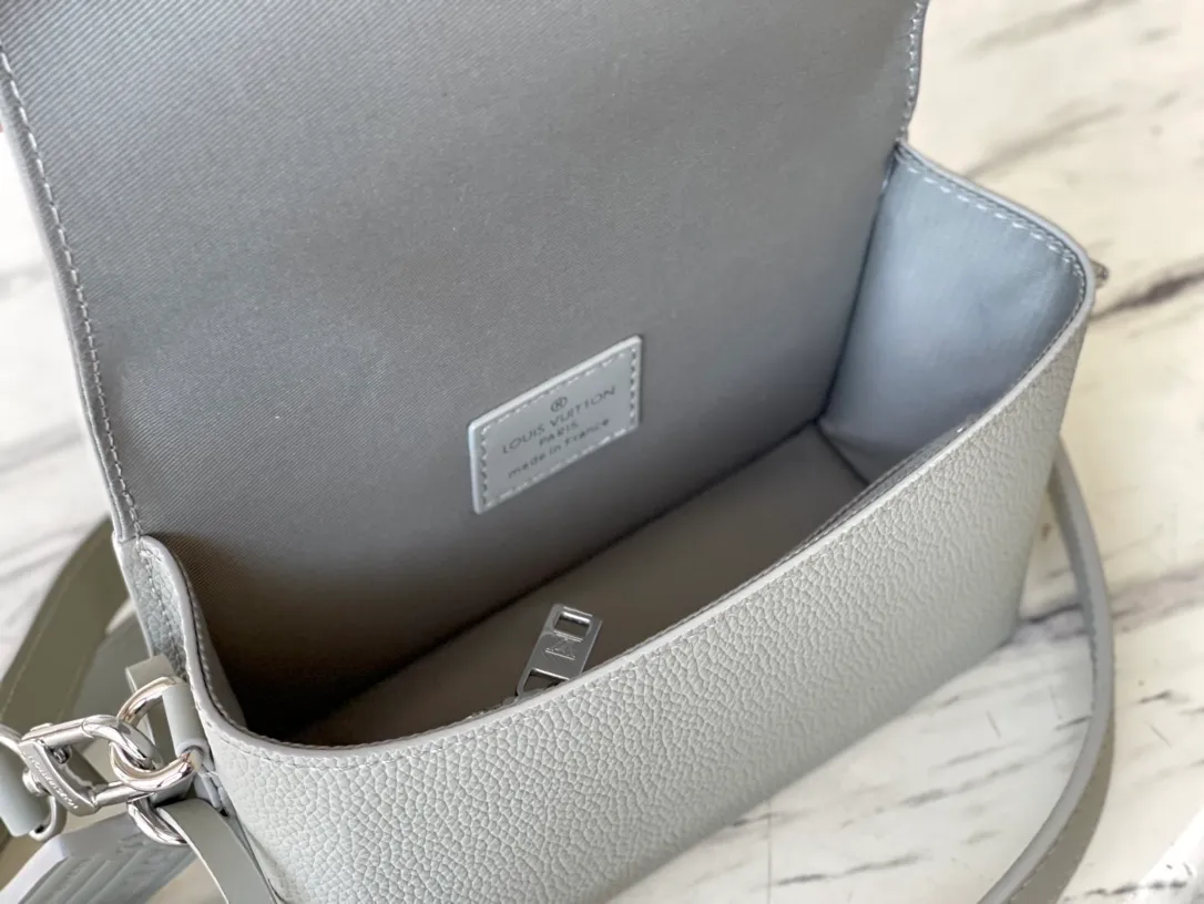 💰880 (first-grain leather) top original order M82281 gray green all-leather men's messenger bag series FASTLINE mini handbag The Fastline mini handbag combines grained cow leather and metal parts, with the bias-cut details of the flap and the LV letters on the front corner to highlight the iconic design of the Aerogram series. The detachable shoulder strap allows for multiple carrying options. Detailed features 17.3 x 12 x 7 cm.