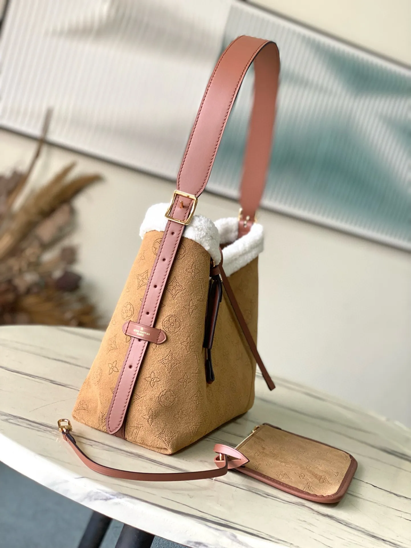 💰1420 Top original order M11843 This small CarryAll handbag is from the LVSki series. It is made of Monogram engraved and perforated suede leather with shearling trim, making it a comfortable and warm choice in winter. The magnetic closure and leather strap provide ample space for easily storing a long wallet and daily necessities. Dimensions: 29 × 24 × 12 cm