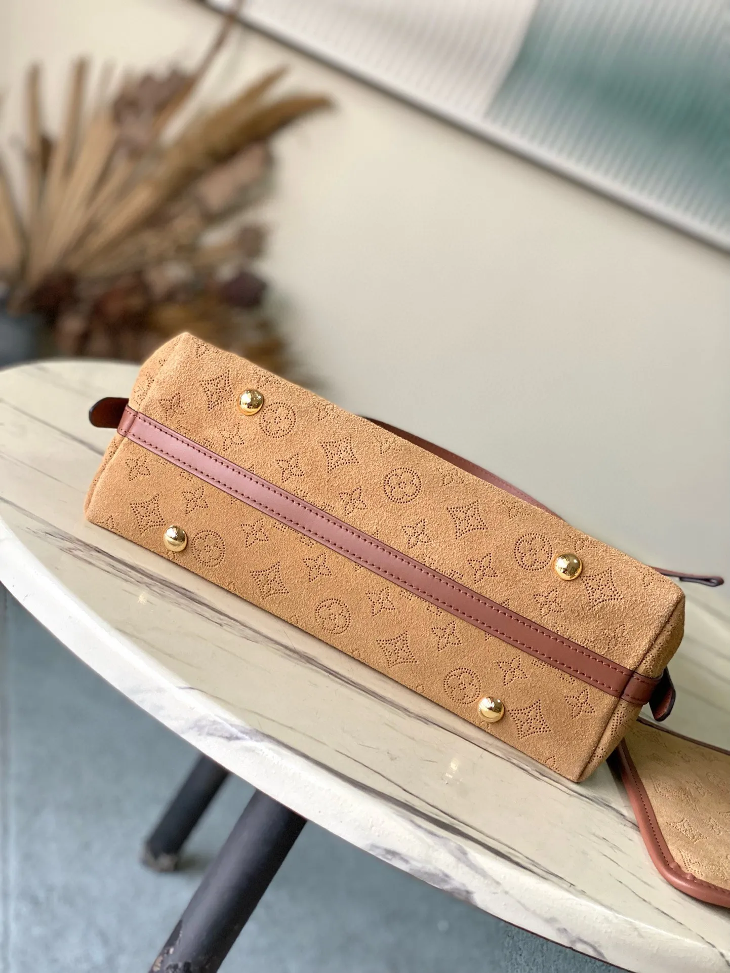 💰1420 Top original order M11843 This small CarryAll handbag is from the LVSki series. It is made of Monogram engraved and perforated suede leather with shearling trim, making it a comfortable and warm choice in winter. The magnetic closure and leather strap provide ample space for easily storing a long wallet and daily necessities. Dimensions: 29 × 24 × 12 cm