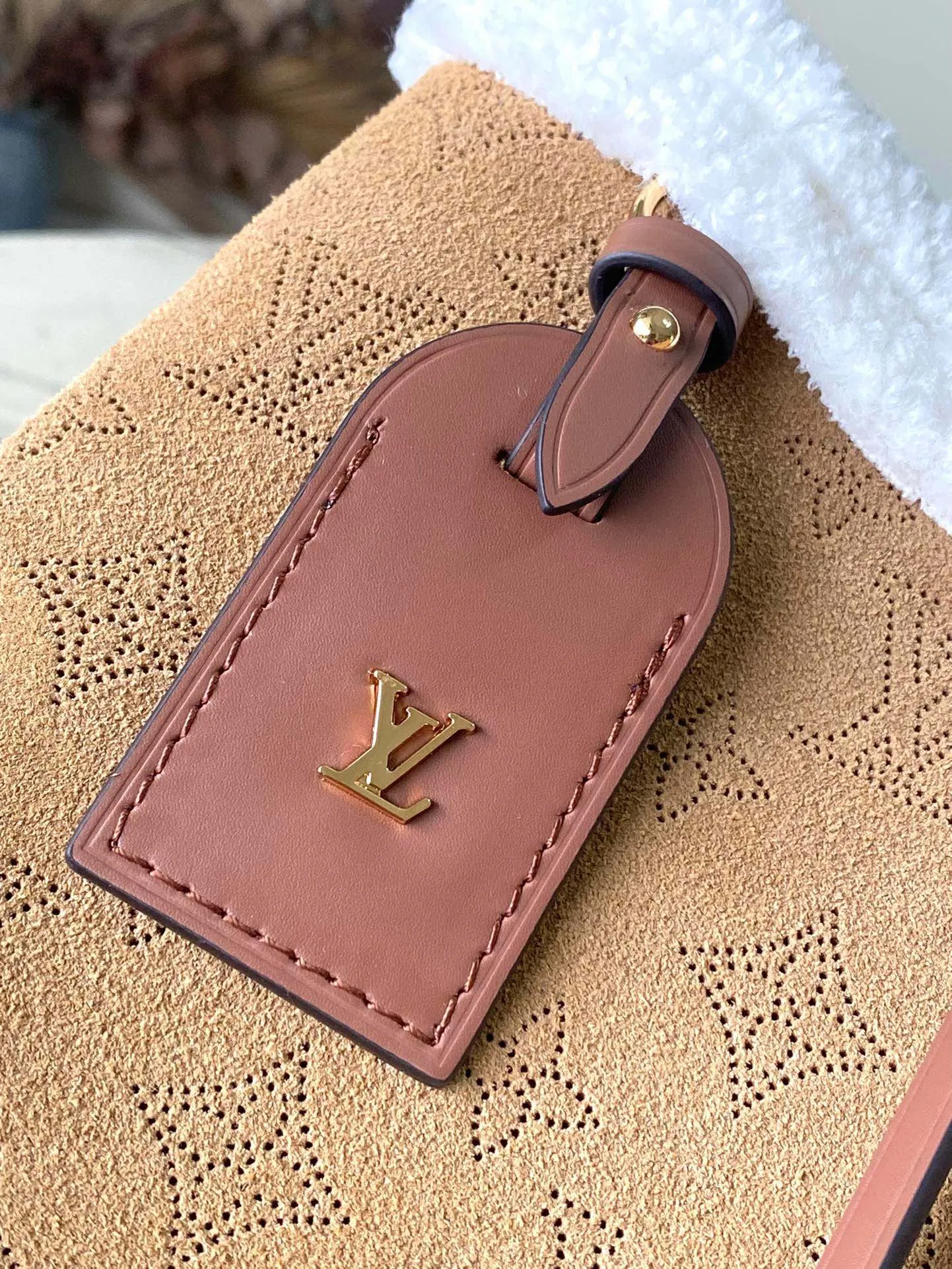 💰1420 Top original order M11843 This small CarryAll handbag is from the LVSki series. It is made of Monogram engraved and perforated suede leather with shearling trim, making it a comfortable and warm choice in winter. The magnetic closure and leather strap provide ample space for easily storing a long wallet and daily necessities. Dimensions: 29 × 24 × 12 cm