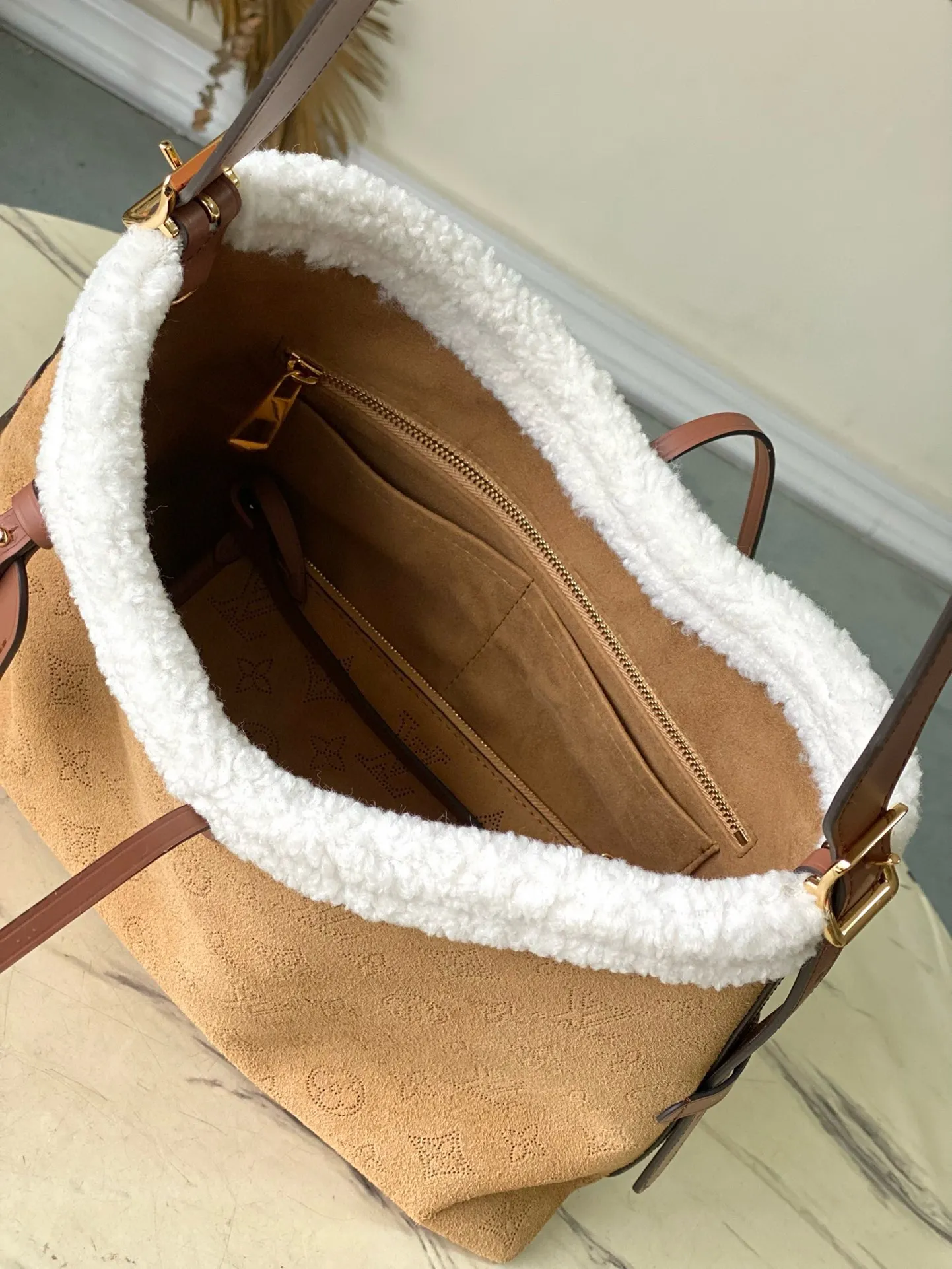 💰1420 Top original order M11843 This small CarryAll handbag is from the LVSki series. It is made of Monogram engraved and perforated suede leather with shearling trim, making it a comfortable and warm choice in winter. The magnetic closure and leather strap provide ample space for easily storing a long wallet and daily necessities. Dimensions: 29 × 24 × 12 cm