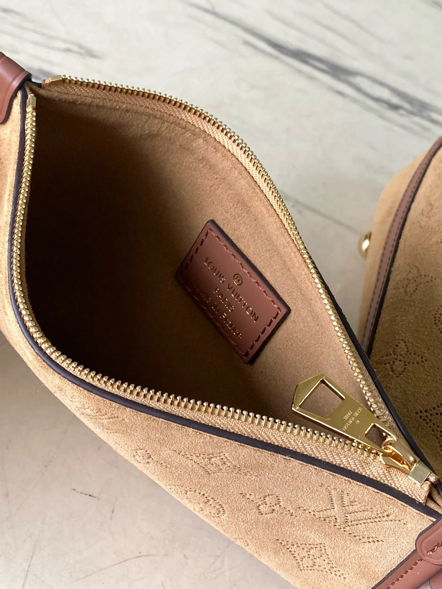 💰1420 Top original order M11843 This small CarryAll handbag is from the LVSki series. It is made of Monogram engraved and perforated suede leather with shearling trim, making it a comfortable and warm choice in winter. The magnetic closure and leather strap provide ample space for easily storing a long wallet and daily necessities. Dimensions: 29 × 24 × 12 cm