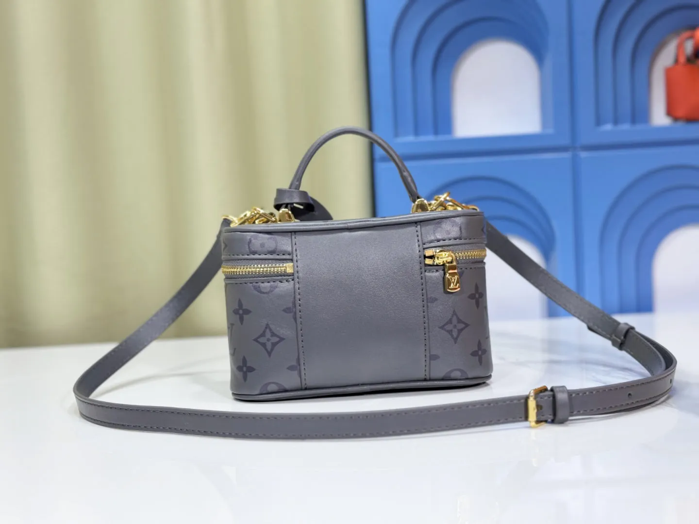 P220 Upgraded original M12427 This Vanity Chain Pouch handbag draws inspiration from the classic Nice cosmetic bag, using the Monogram pattern to show the creativity and ingenuity of the 2024 autumn and winter show, and is paired with a smooth leather handle. The LV inscribed padlock, leather key bag and woven chain complete the exquisite details. Dimensions: 19 × 11.5 × 6.5 cm