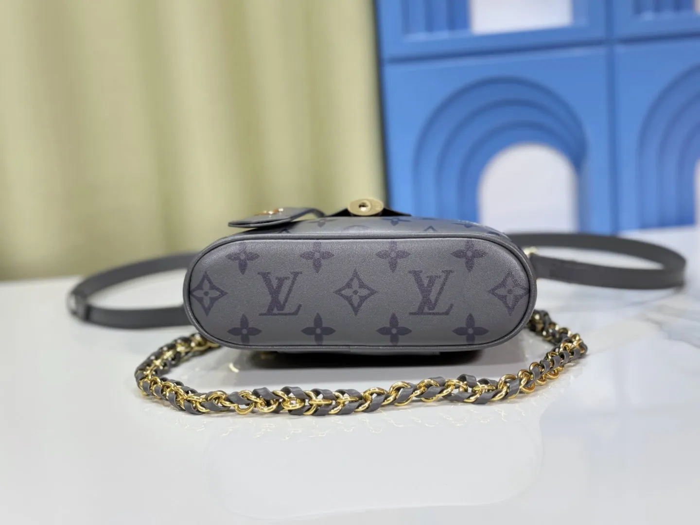 P220 Upgraded original M12427 This Vanity Chain Pouch handbag draws inspiration from the classic Nice cosmetic bag, using the Monogram pattern to show the creativity and ingenuity of the 2024 autumn and winter show, and is paired with a smooth leather handle. The LV inscribed padlock, leather key bag and woven chain complete the exquisite details. Dimensions: 19 × 11.5 × 6.5 cm