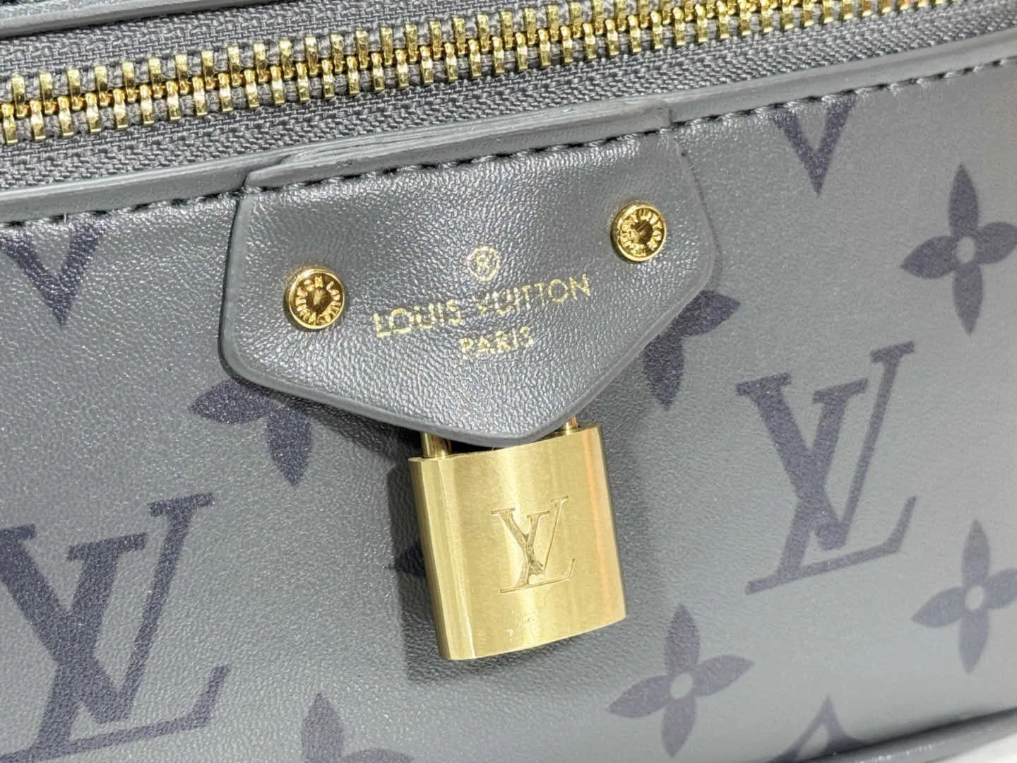 P220 Upgraded original M12427 This Vanity Chain Pouch handbag draws inspiration from the classic Nice cosmetic bag, using the Monogram pattern to show the creativity and ingenuity of the 2024 autumn and winter show, and is paired with a smooth leather handle. The LV inscribed padlock, leather key bag and woven chain complete the exquisite details. Dimensions: 19 × 11.5 × 6.5 cm