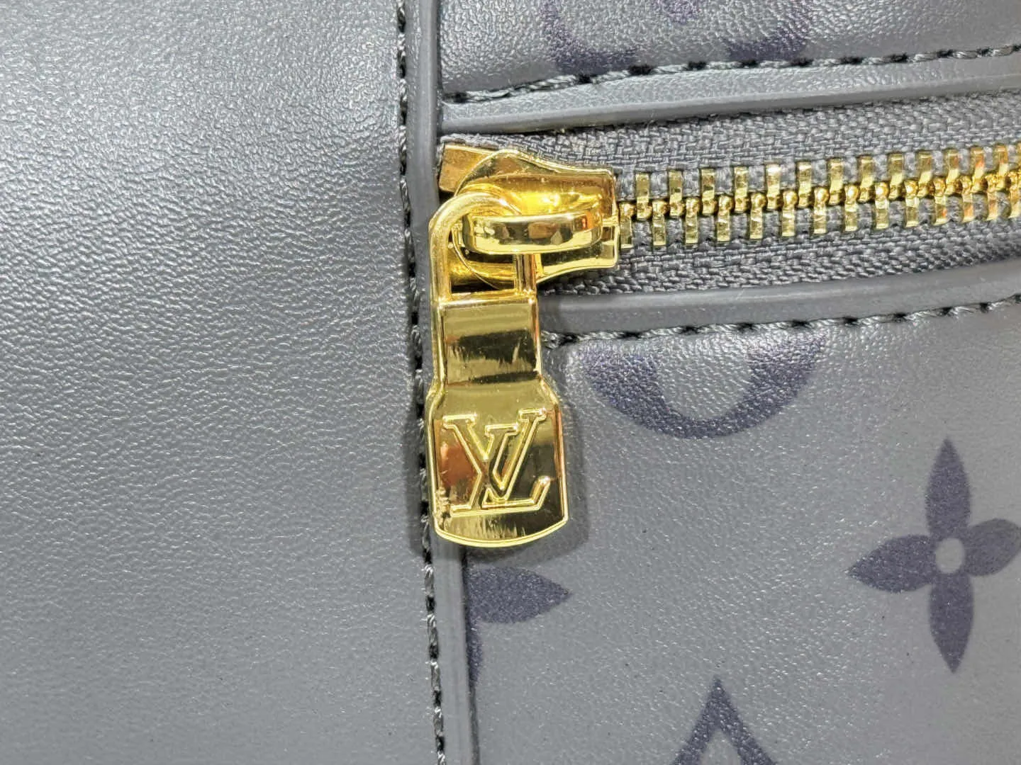 P220 Upgraded original M12427 This Vanity Chain Pouch handbag draws inspiration from the classic Nice cosmetic bag, using the Monogram pattern to show the creativity and ingenuity of the 2024 autumn and winter show, and is paired with a smooth leather handle. The LV inscribed padlock, leather key bag and woven chain complete the exquisite details. Dimensions: 19 × 11.5 × 6.5 cm
