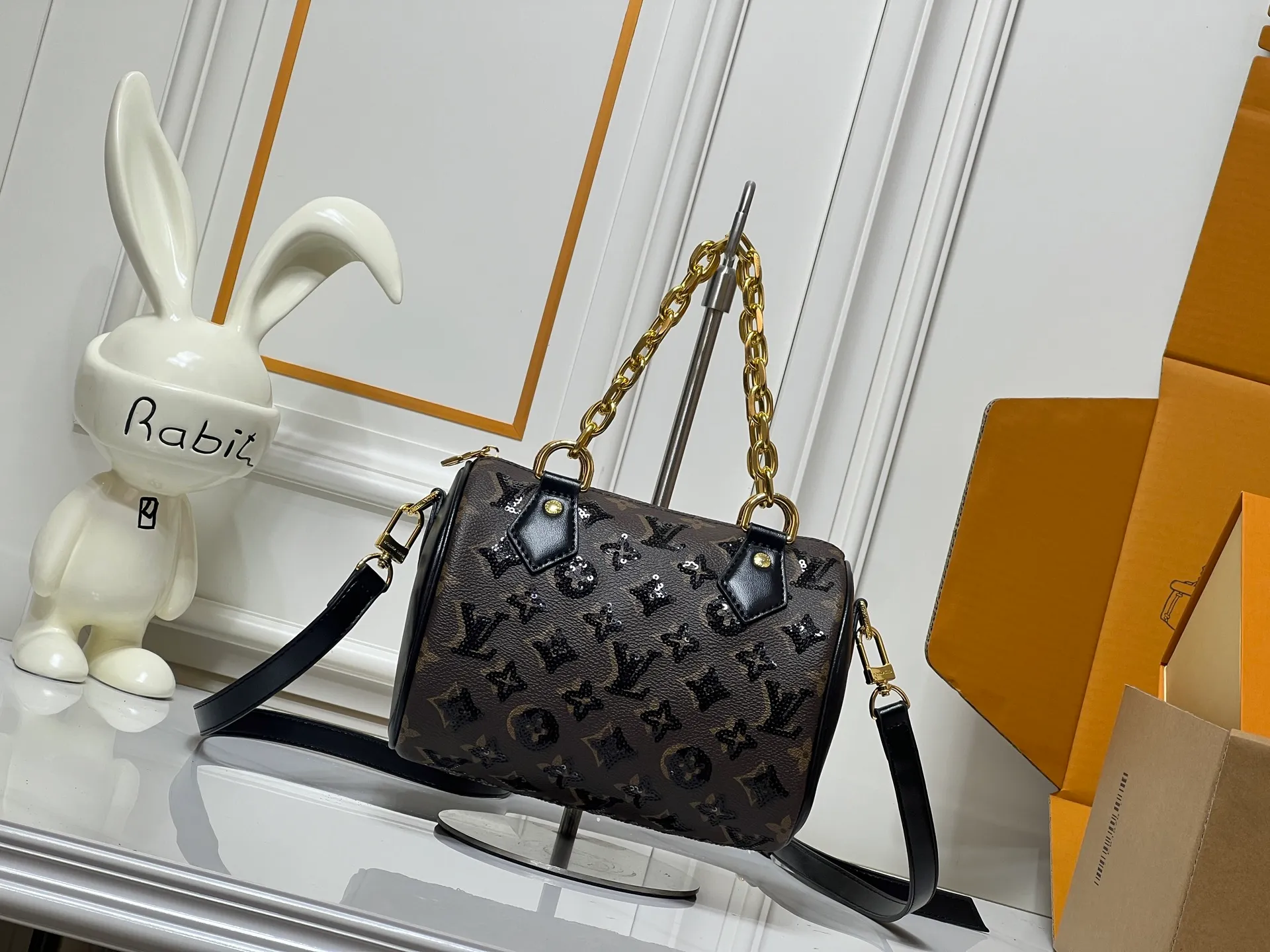 Batch 340💰Upgraded original M58953 M46234 M14291 Speedy Bandoulière 20 handbag is made of soft coated canvas, with the full-length Monogram pattern traced in colorful rainbow tones, highlighting the smart style of the Louis Vuitton x Murakami reissue series. The Toron handle and detachable shoulder strap are constructed of cow leather, the metal corners recall classic luggage elements, and the bow-shaped key bag and padlock add brand touches. Dimensions: 20.5 x 13.5 x 12.0 cm (length x height x width)
