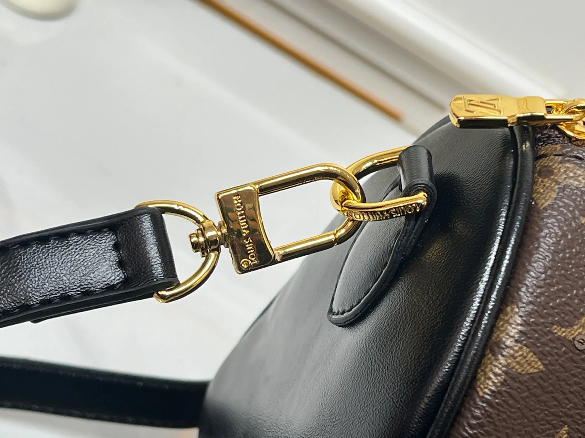 Batch 340💰Upgraded original M58953 M46234 M14291 Speedy Bandoulière 20 handbag is made of soft coated canvas, with the full-length Monogram pattern traced in colorful rainbow tones, highlighting the smart style of the Louis Vuitton x Murakami reissue series. The Toron handle and detachable shoulder strap are constructed of cow leather, the metal corners recall classic luggage elements, and the bow-shaped key bag and padlock add brand touches. Dimensions: 20.5 x 13.5 x 12.0 cm (length x height x width)