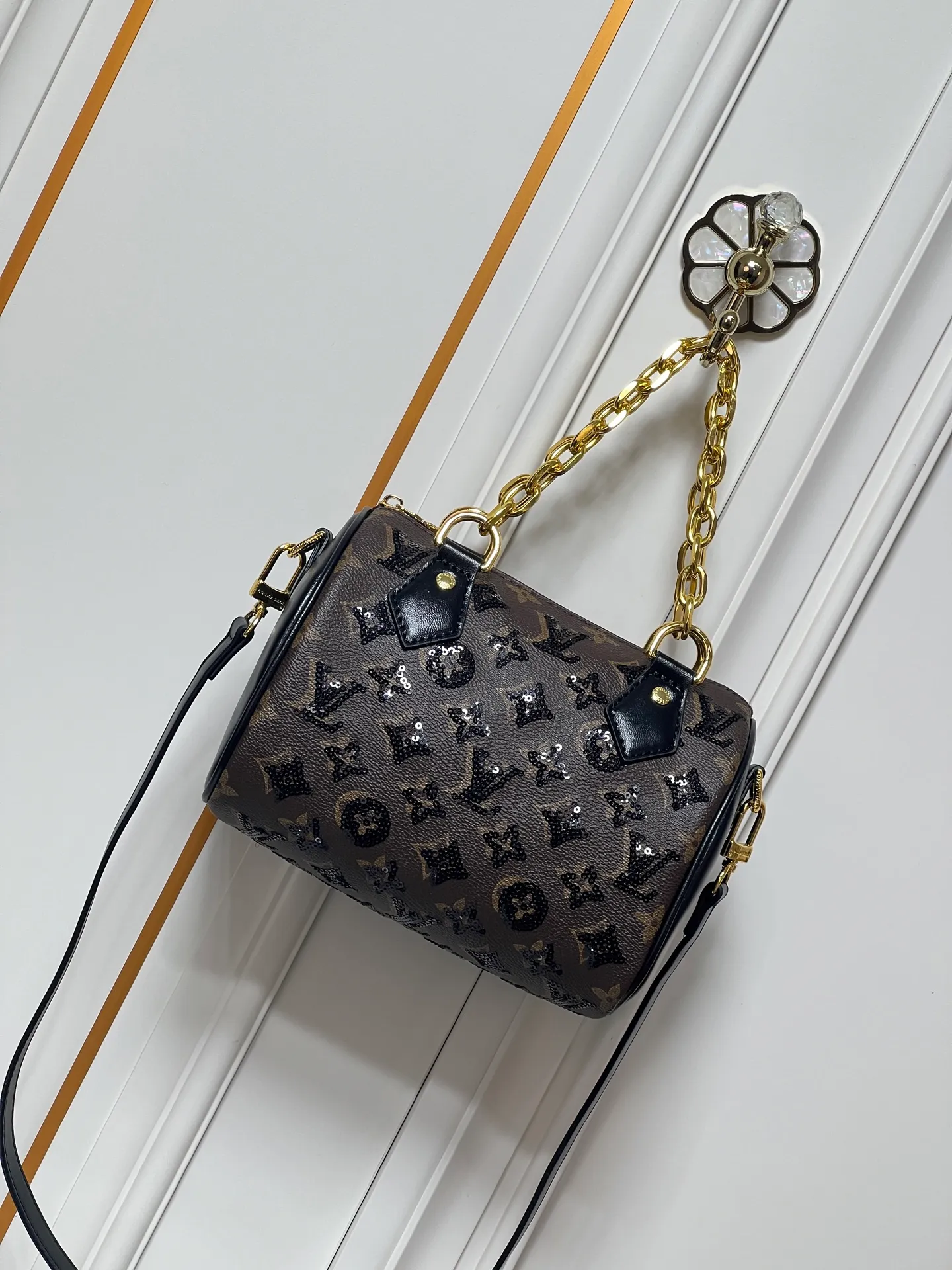 Batch 340💰Upgraded original M58953 M46234 M14291 Speedy Bandoulière 20 handbag is made of soft coated canvas, with the full-length Monogram pattern traced in colorful rainbow tones, highlighting the smart style of the Louis Vuitton x Murakami reissue series. The Toron handle and detachable shoulder strap are constructed of cow leather, the metal corners recall classic luggage elements, and the bow-shaped key bag and padlock add brand touches. Dimensions: 20.5 x 13.5 x 12.0 cm (length x height x width)