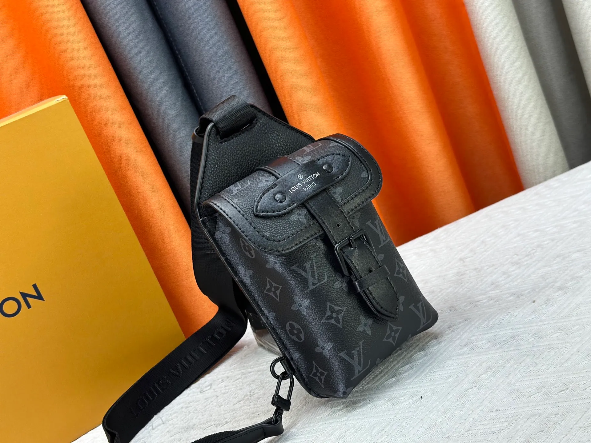 The P240 new shoulder bag was born out of Louis Vuitton’s iconic Saumur handbag, which was born in 1986. Monogram Eclipse canvas is paired with leather details that represent the brand's traditional craftsmanship, such as the buckled shoulder strap secured by the signature rivet loop. Small and close-fitting, suitable for carrying mobile phones and other small items. Monogram Eclipse coated canvas, cow leather trim, metal hardware, signature shoulder strap, magnetic closure, drawstring, front patch pocket, zippered back pocket, shoulder strap, non-removable, adjustable! ! Model: M45912; Size: 13x18x3.5CM37