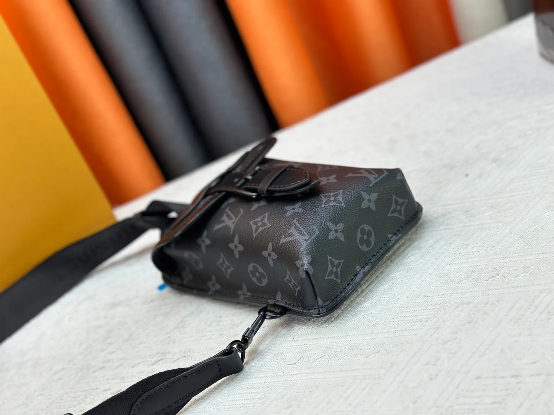 The P240 new shoulder bag was born out of Louis Vuitton’s iconic Saumur handbag, which was born in 1986. Monogram Eclipse canvas is paired with leather details that represent the brand's traditional craftsmanship, such as the buckled shoulder strap secured by the signature rivet loop. Small and close-fitting, suitable for carrying mobile phones and other small items. Monogram Eclipse coated canvas, cow leather trim, metal hardware, signature shoulder strap, magnetic closure, drawstring, front patch pocket, zippered back pocket, shoulder strap, non-removable, adjustable! ! Model: M45912; Size: 13x18x3.5CM37