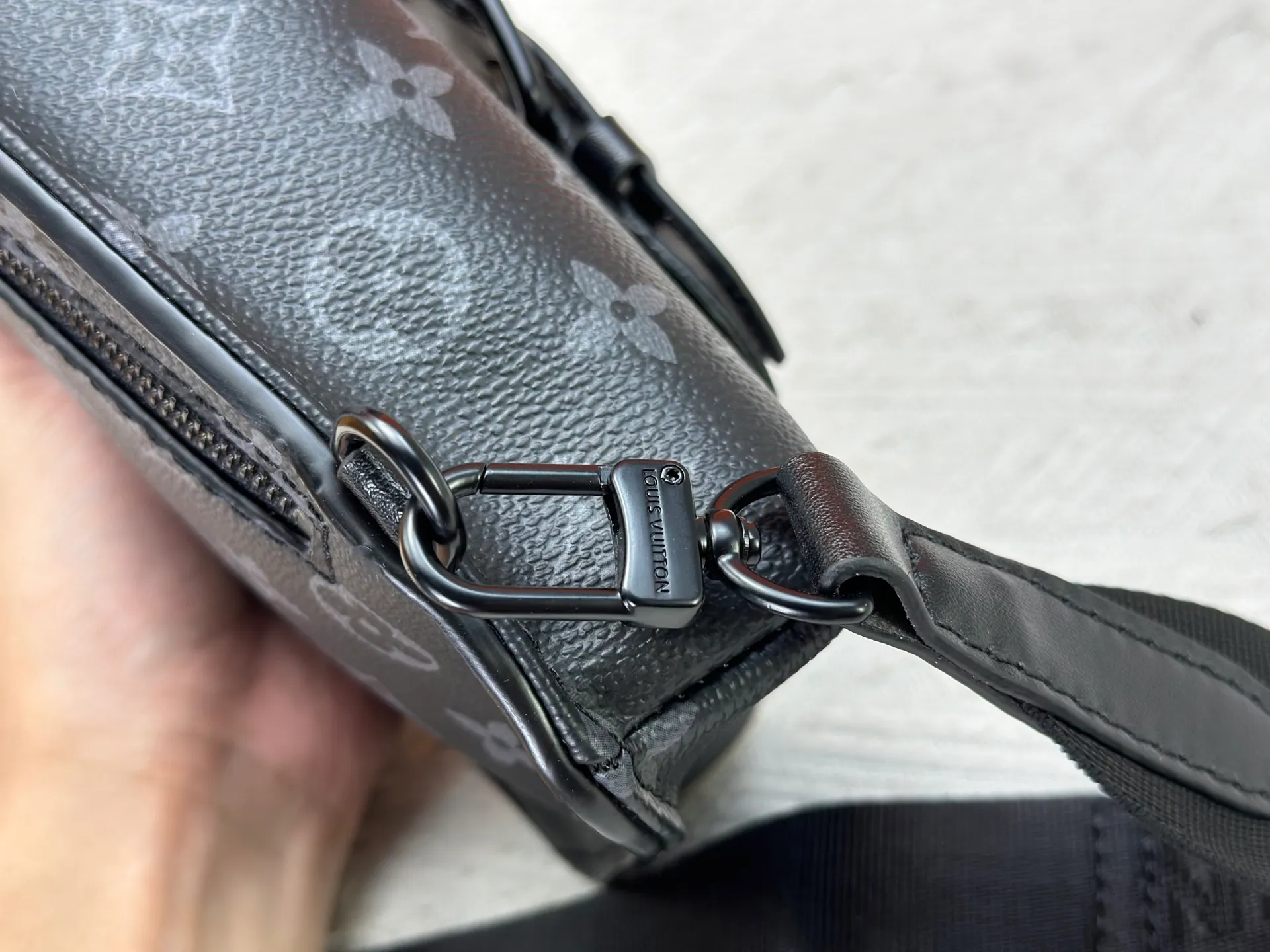 The P240 new shoulder bag was born out of Louis Vuitton’s iconic Saumur handbag, which was born in 1986. Monogram Eclipse canvas is paired with leather details that represent the brand's traditional craftsmanship, such as the buckled shoulder strap secured by the signature rivet loop. Small and close-fitting, suitable for carrying mobile phones and other small items. Monogram Eclipse coated canvas, cow leather trim, metal hardware, signature shoulder strap, magnetic closure, drawstring, front patch pocket, zippered back pocket, shoulder strap, non-removable, adjustable! ! Model: M45912; Size: 13x18x3.5CM37