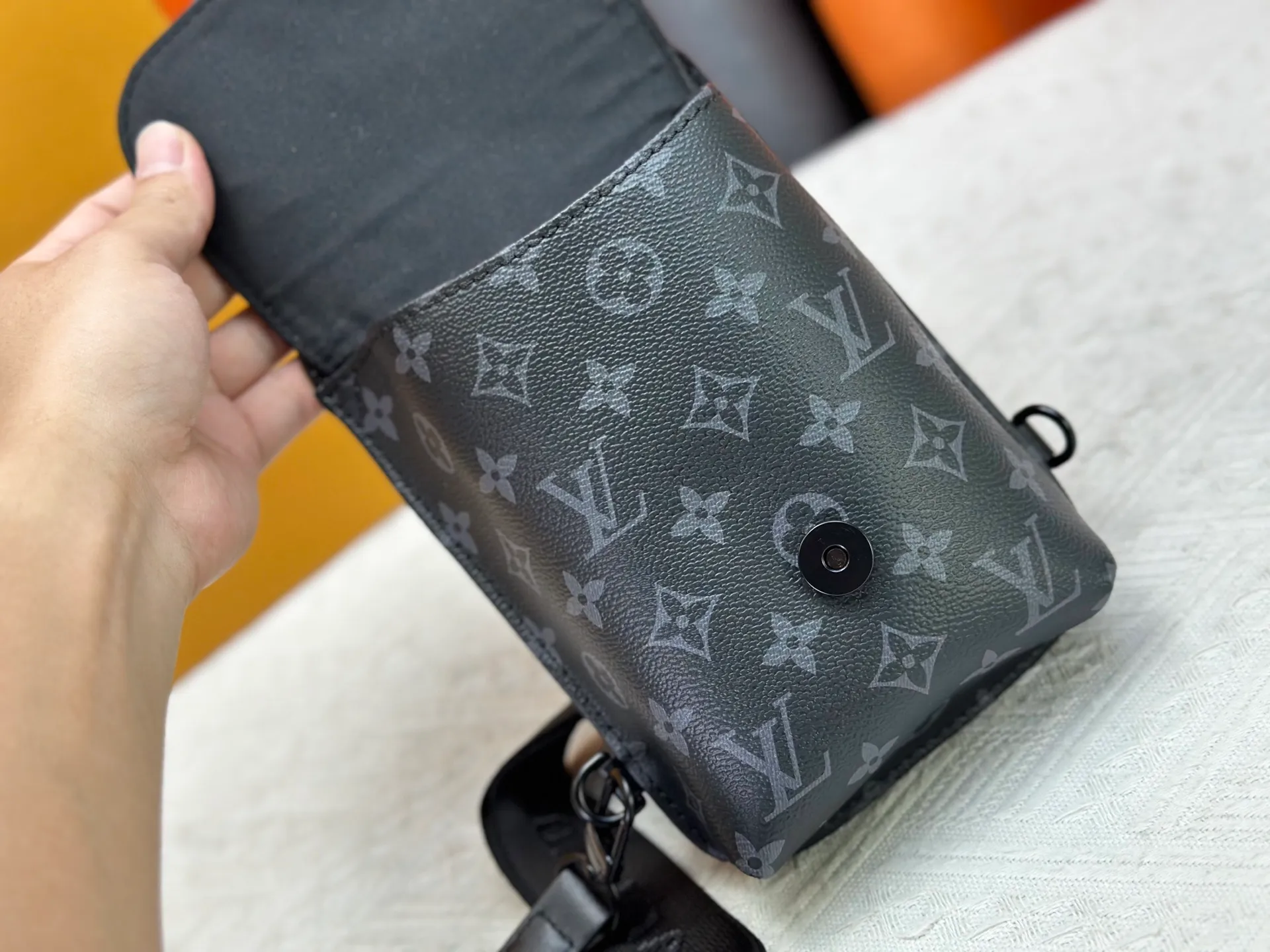 The P240 new shoulder bag was born out of Louis Vuitton’s iconic Saumur handbag, which was born in 1986. Monogram Eclipse canvas is paired with leather details that represent the brand's traditional craftsmanship, such as the buckled shoulder strap secured by the signature rivet loop. Small and close-fitting, suitable for carrying mobile phones and other small items. Monogram Eclipse coated canvas, cow leather trim, metal hardware, signature shoulder strap, magnetic closure, drawstring, front patch pocket, zippered back pocket, shoulder strap, non-removable, adjustable! ! Model: M45912; Size: 13x18x3.5CM37