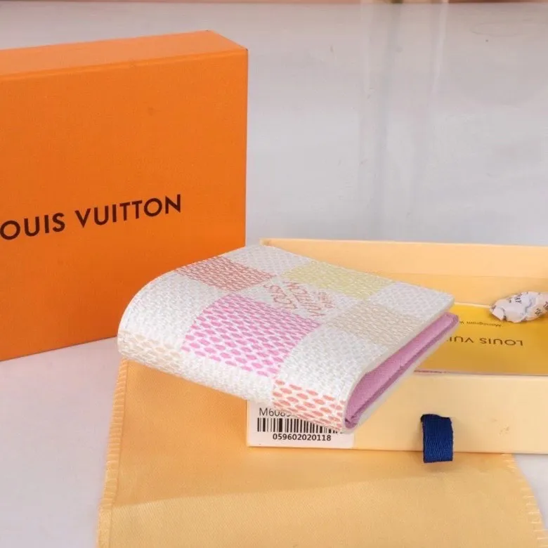 P110💰 Model: 60895 checkered sapphire blue New model The latest model for spring and summer 2024, this pocket wallet combines the elegance of Damier Graphite canvas with the delicate texture of Epi leather, with stripes emblazoned with the Louis Vuitton logo. The elegant design can accommodate credit cards, banknotes and receipts, making it suitable for daily carrying or gift giving. Epi leather and Damier Graphite coated sail. Textile cowhide trimmed cowhide lining, card compartment, inner pocket, outer patch pocket. This product is produced in one of France, Spain, Italy and the United States; size 11.5×9×1.5 cm 60895.