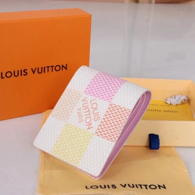 P110💰 Model: 60895 checkered sapphire blue New model The latest model for spring and summer 2024, this pocket wallet combines the elegance of Damier Graphite canvas with the delicate texture of Epi leather, with stripes emblazoned with the Louis Vuitton logo. The elegant design can accommodate credit cards, banknotes and receipts, making it suitable for daily carrying or gift giving. Epi leather and Damier Graphite coated sail. Textile cowhide trimmed cowhide lining, card compartment, inner pocket, outer patch pocket. This product is produced in one of France, Spain, Italy and the United States; size 11.5×9×1.5 cm 60895.