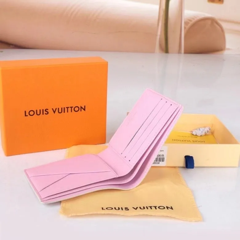 P110💰 Model: 60895 checkered sapphire blue New model The latest model for spring and summer 2024, this pocket wallet combines the elegance of Damier Graphite canvas with the delicate texture of Epi leather, with stripes emblazoned with the Louis Vuitton logo. The elegant design can accommodate credit cards, banknotes and receipts, making it suitable for daily carrying or gift giving. Epi leather and Damier Graphite coated sail. Textile cowhide trimmed cowhide lining, card compartment, inner pocket, outer patch pocket. This product is produced in one of France, Spain, Italy and the United States; size 11.5×9×1.5 cm 60895.