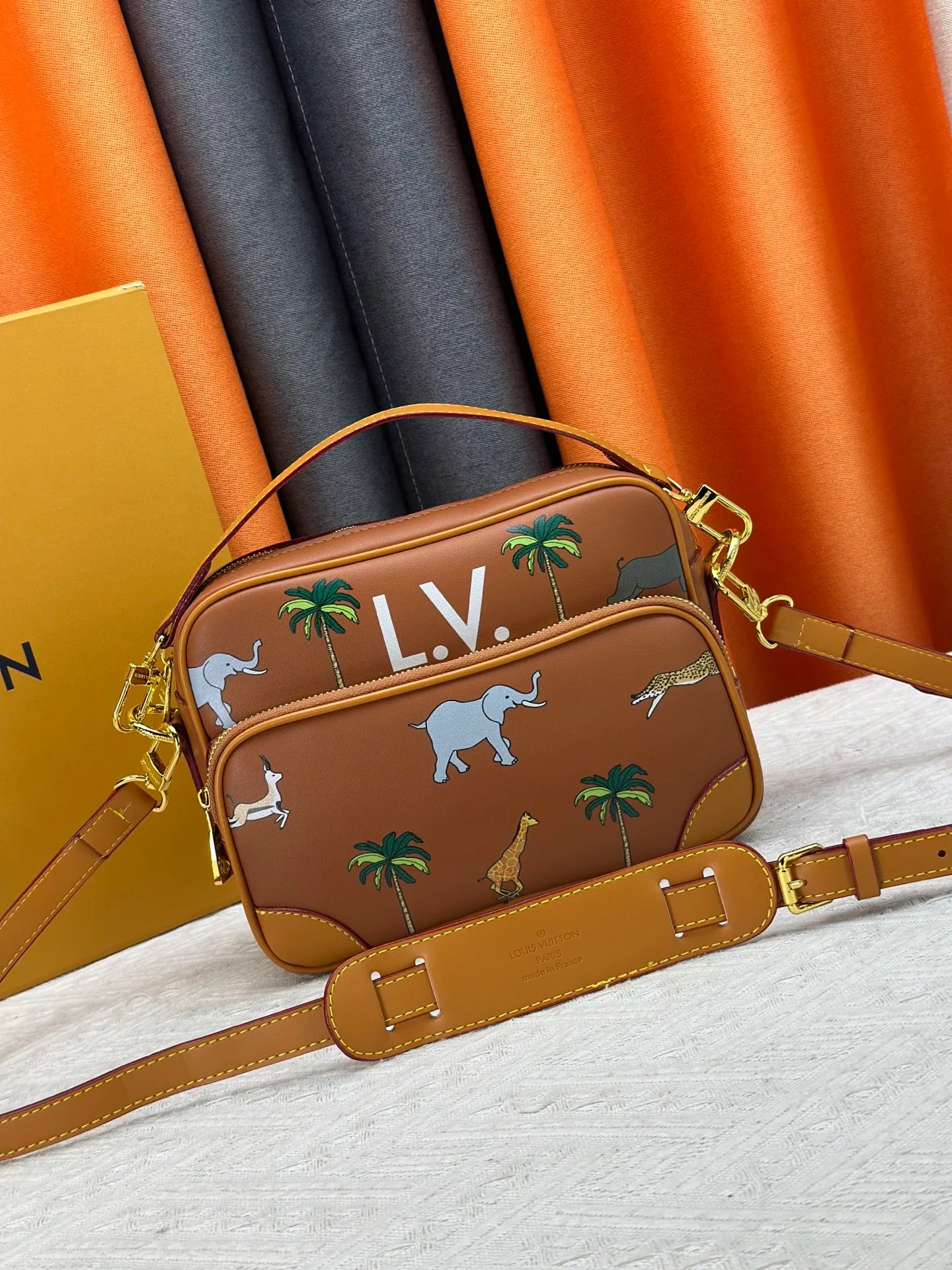 P260 Upgraded original M13987 M14016 M14988 M26068 M15296 M14682 M14025 This Nil handbag shines with the elegant luster of cow leather, and the Louis Vuitton Paris patch is fixed on the front with beaded rivets. The side lock buckle highlights the urban style, and the main compartment zipper pull is embellished with LV lettering. Dimensions: 25.0 x 17.5 x 11.0 cm (length x height x width)