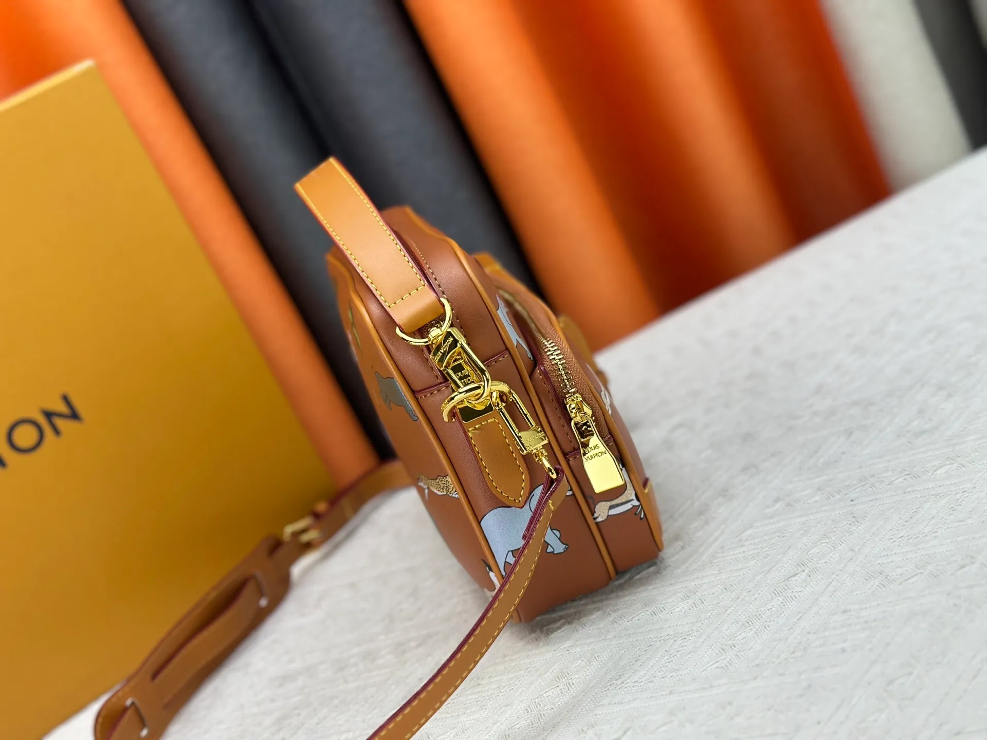P260 Upgraded original M13987 M14016 M14988 M26068 M15296 M14682 M14025 This Nil handbag shines with the elegant luster of cow leather, and the Louis Vuitton Paris patch is fixed on the front with beaded rivets. The side lock buckle highlights the urban style, and the main compartment zipper pull is embellished with LV lettering. Dimensions: 25.0 x 17.5 x 11.0 cm (length x height x width)