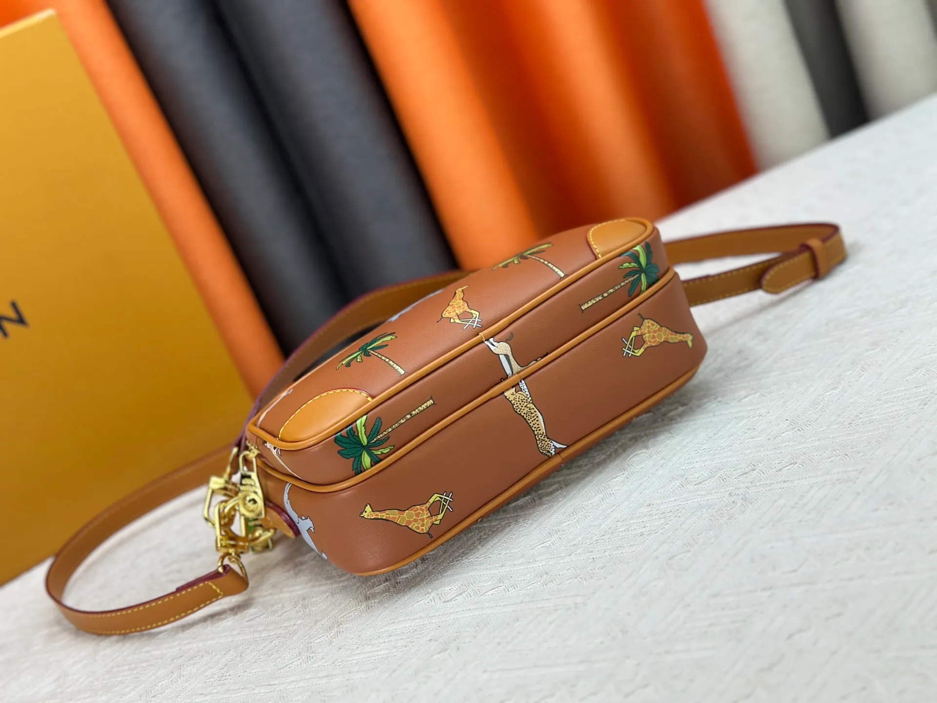 P260 Upgraded original M13987 M14016 M14988 M26068 M15296 M14682 M14025 This Nil handbag shines with the elegant luster of cow leather, and the Louis Vuitton Paris patch is fixed on the front with beaded rivets. The side lock buckle highlights the urban style, and the main compartment zipper pull is embellished with LV lettering. Dimensions: 25.0 x 17.5 x 11.0 cm (length x height x width)