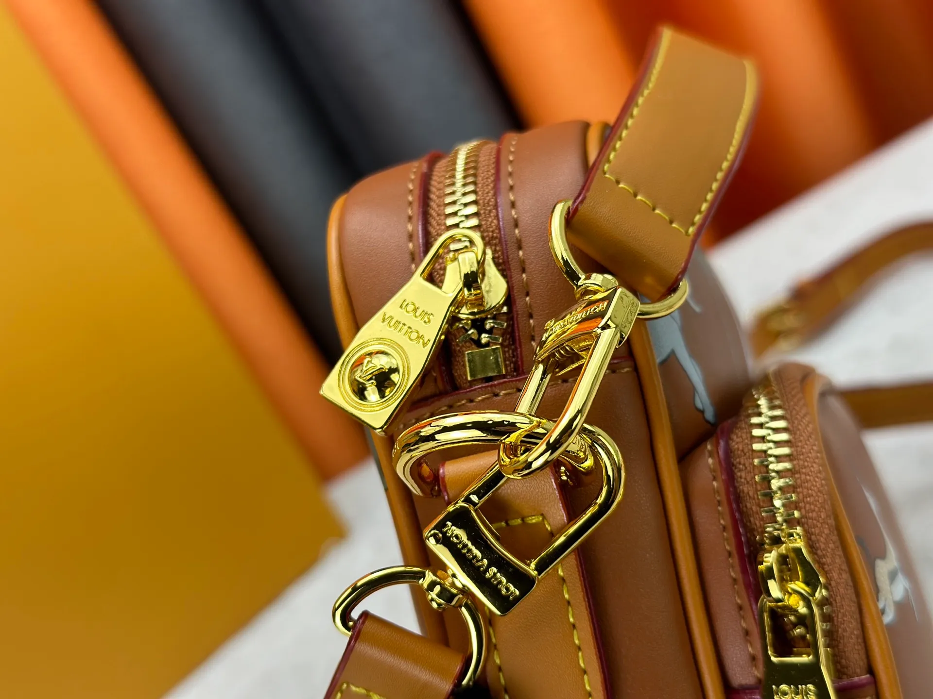 P260 Upgraded original M13987 M14016 M14988 M26068 M15296 M14682 M14025 This Nil handbag shines with the elegant luster of cow leather, and the Louis Vuitton Paris patch is fixed on the front with beaded rivets. The side lock buckle highlights the urban style, and the main compartment zipper pull is embellished with LV lettering. Dimensions: 25.0 x 17.5 x 11.0 cm (length x height x width)