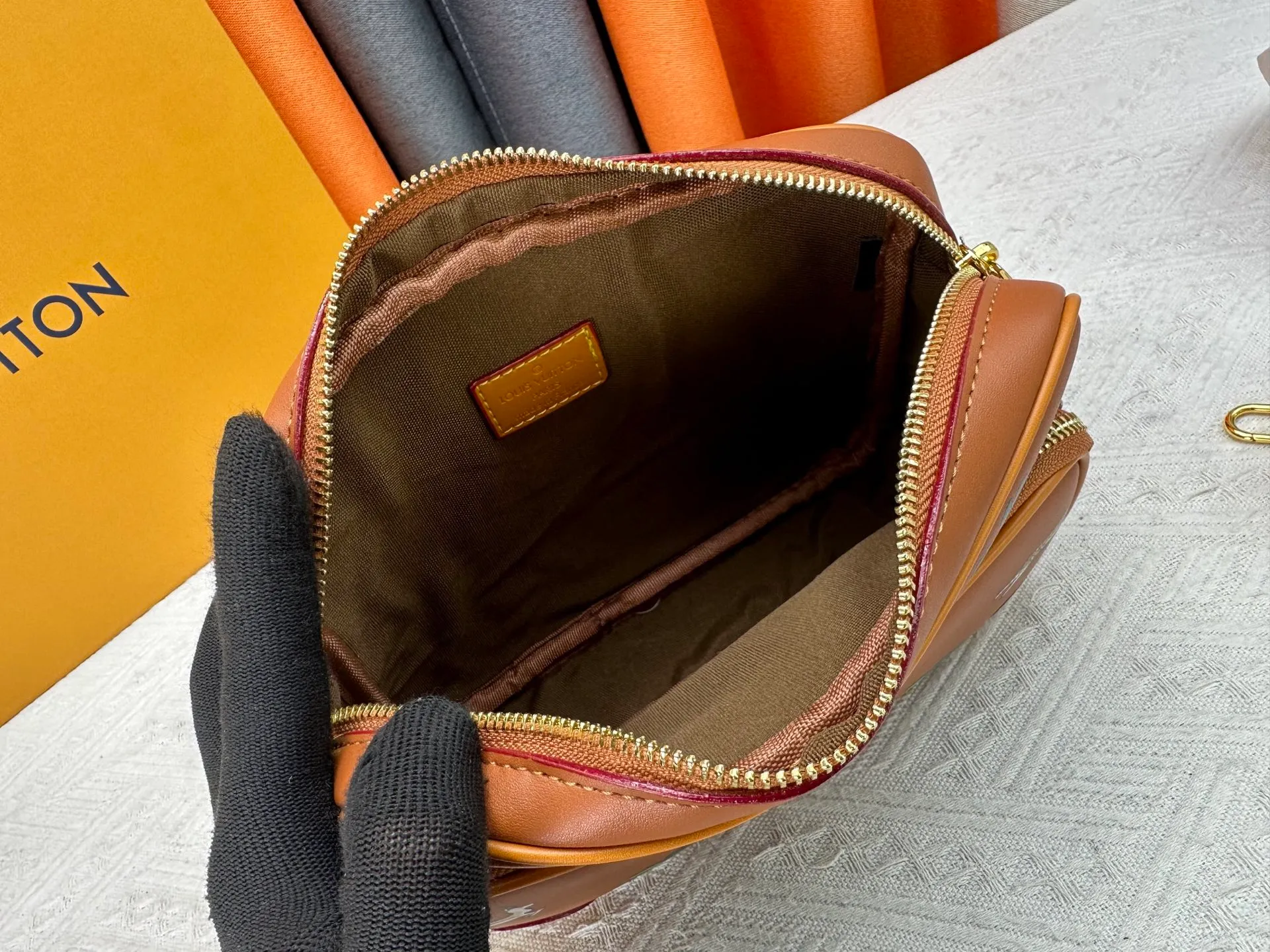 P260 Upgraded original M13987 M14016 M14988 M26068 M15296 M14682 M14025 This Nil handbag shines with the elegant luster of cow leather, and the Louis Vuitton Paris patch is fixed on the front with beaded rivets. The side lock buckle highlights the urban style, and the main compartment zipper pull is embellished with LV lettering. Dimensions: 25.0 x 17.5 x 11.0 cm (length x height x width)