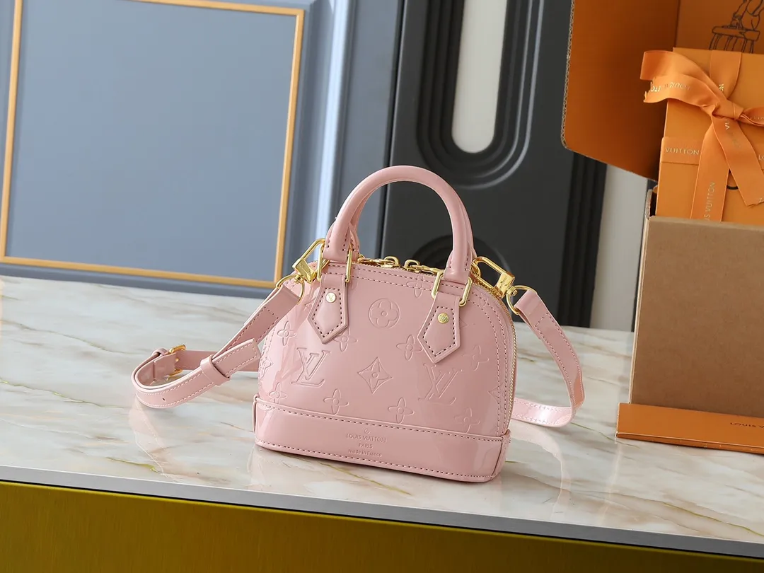 💰220💰Upgraded from the original model, the same Patent Leather Series M82717 M91606 M93595 Alma BB handbag is derived from the classic Louis Vuitton bag designed in 1934. This compact bag easily holds keys, wallet, smartphone and lipstick. Detachable shoulder strap for cross-body wear. This modern version of the bag continues its classic silhouette in Epi leather in bright and inspiring colours. Dimensions: 18x12x8