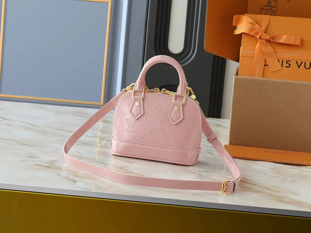 💰220💰Upgraded from the original model, the same Patent Leather Series M82717 M91606 M93595 Alma BB handbag is derived from the classic Louis Vuitton bag designed in 1934. This compact bag easily holds keys, wallet, smartphone and lipstick. Detachable shoulder strap for cross-body wear. This modern version of the bag continues its classic silhouette in Epi leather in bright and inspiring colours. Dimensions: 18x12x8