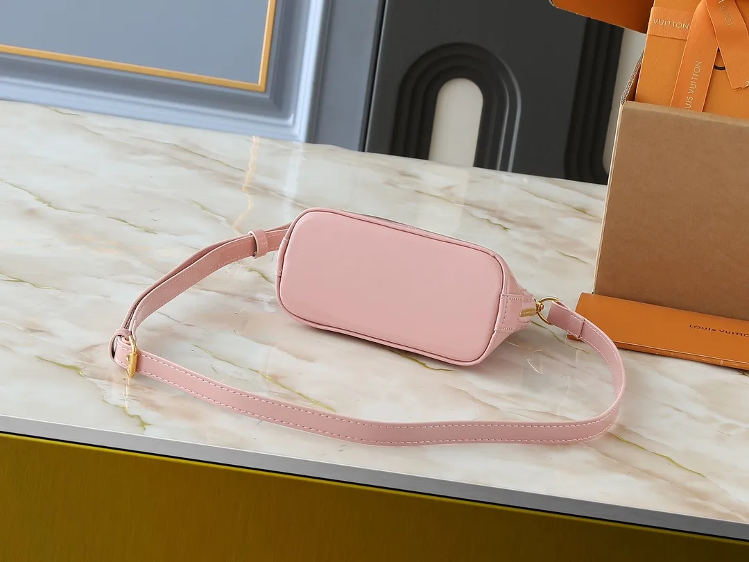 💰220💰Upgraded from the original model, the same Patent Leather Series M82717 M91606 M93595 Alma BB handbag is derived from the classic Louis Vuitton bag designed in 1934. This compact bag easily holds keys, wallet, smartphone and lipstick. Detachable shoulder strap for cross-body wear. This modern version of the bag continues its classic silhouette in Epi leather in bright and inspiring colours. Dimensions: 18x12x8