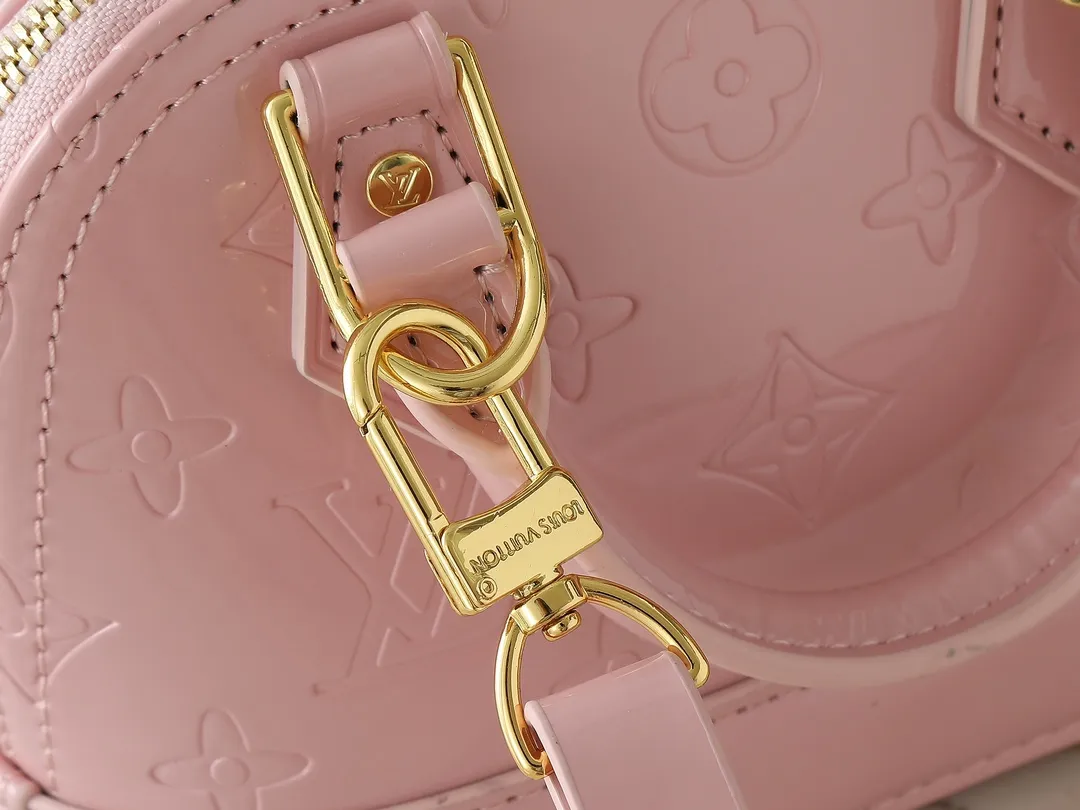 💰220💰Upgraded from the original model, the same Patent Leather Series M82717 M91606 M93595 Alma BB handbag is derived from the classic Louis Vuitton bag designed in 1934. This compact bag easily holds keys, wallet, smartphone and lipstick. Detachable shoulder strap for cross-body wear. This modern version of the bag continues its classic silhouette in Epi leather in bright and inspiring colours. Dimensions: 18x12x8