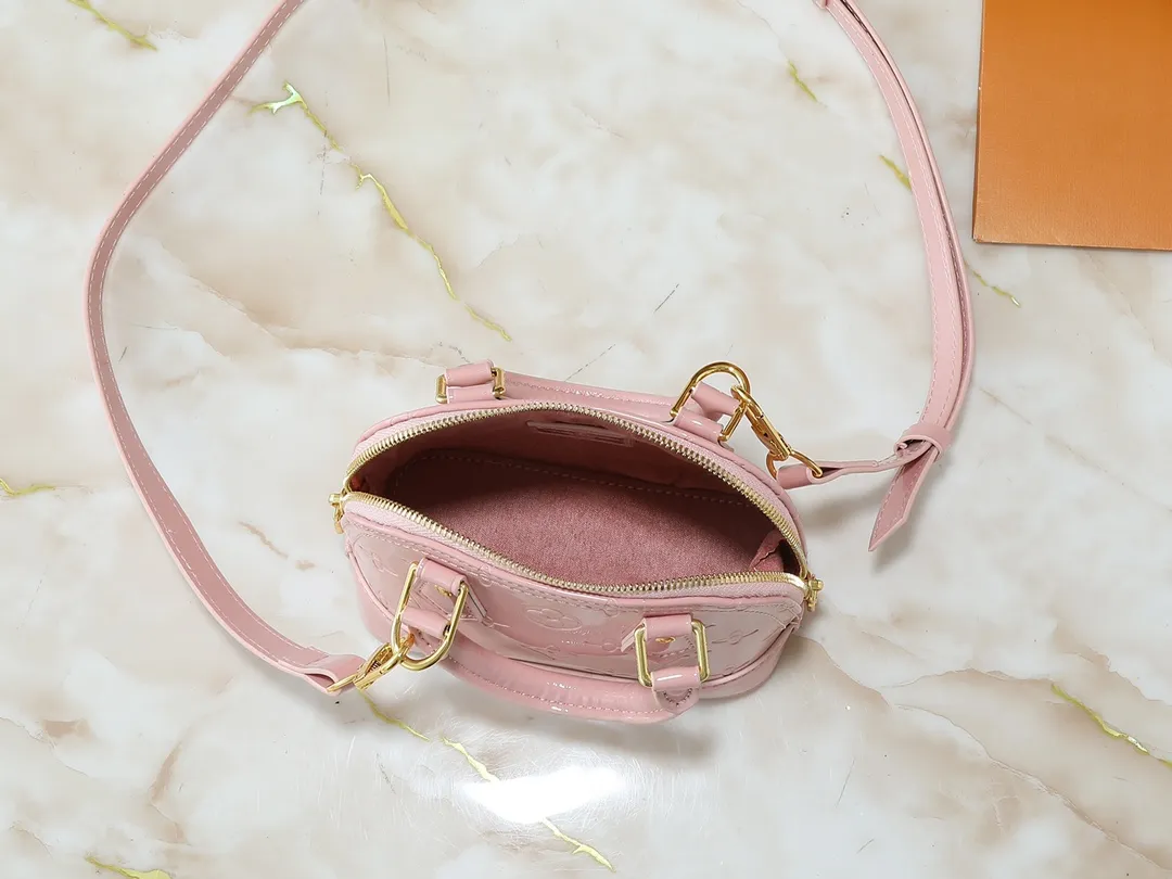 💰220💰Upgraded from the original model, the same Patent Leather Series M82717 M91606 M93595 Alma BB handbag is derived from the classic Louis Vuitton bag designed in 1934. This compact bag easily holds keys, wallet, smartphone and lipstick. Detachable shoulder strap for cross-body wear. This modern version of the bag continues its classic silhouette in Epi leather in bright and inspiring colours. Dimensions: 18x12x8
