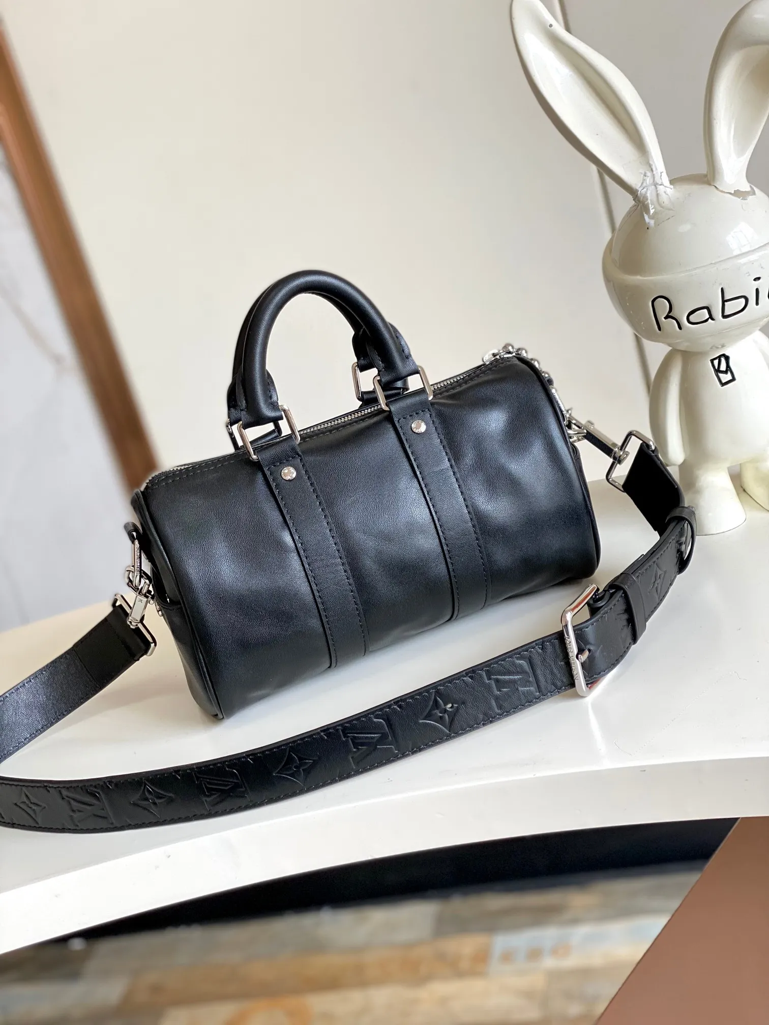 💰1180 (top-grain leather) top-quality original single real home shot] Dynamic chip, top-grain leather, semi-steel hardware, 14028 presbyopia, 13988 black leather. This Keepall Bandoulière 25 handbag is made of grain leather with suede details and distressed metal parts. The Monogram canvas outer bag is opened with a cord zipper, making it easy to access and place your belongings. Removable and adjustable leather shoulder strap provides comfortable shoulder carrying experience. Length, height and width: 25x15x11cm