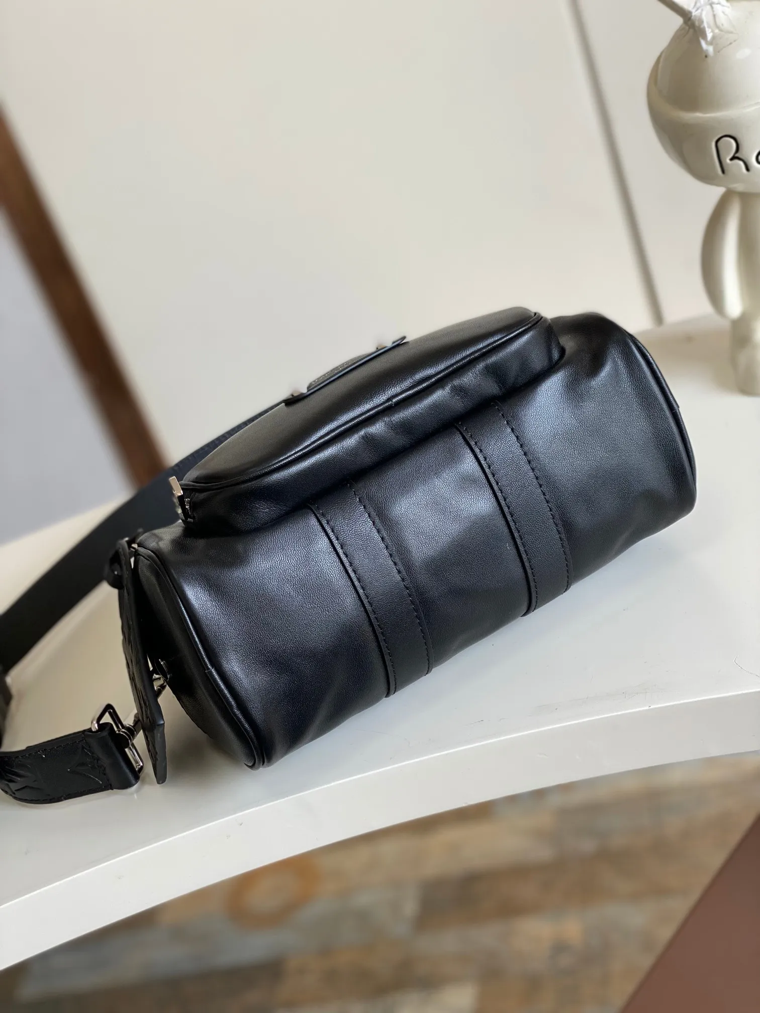 💰1180 (top-grain leather) top-quality original single real home shot] Dynamic chip, top-grain leather, semi-steel hardware, 14028 presbyopia, 13988 black leather. This Keepall Bandoulière 25 handbag is made of grain leather with suede details and distressed metal parts. The Monogram canvas outer bag is opened with a cord zipper, making it easy to access and place your belongings. Removable and adjustable leather shoulder strap provides comfortable shoulder carrying experience. Length, height and width: 25x15x11cm