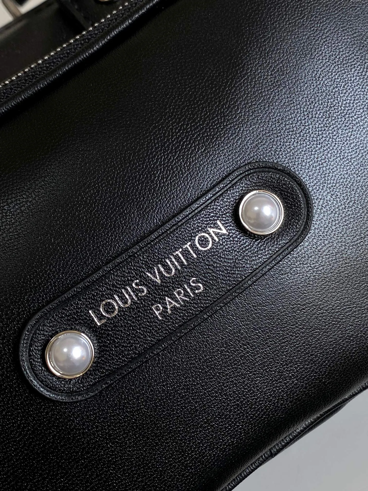 💰1180 (top-grain leather) top-quality original single real home shot] Dynamic chip, top-grain leather, semi-steel hardware, 14028 presbyopia, 13988 black leather. This Keepall Bandoulière 25 handbag is made of grain leather with suede details and distressed metal parts. The Monogram canvas outer bag is opened with a cord zipper, making it easy to access and place your belongings. Removable and adjustable leather shoulder strap provides comfortable shoulder carrying experience. Length, height and width: 25x15x11cm