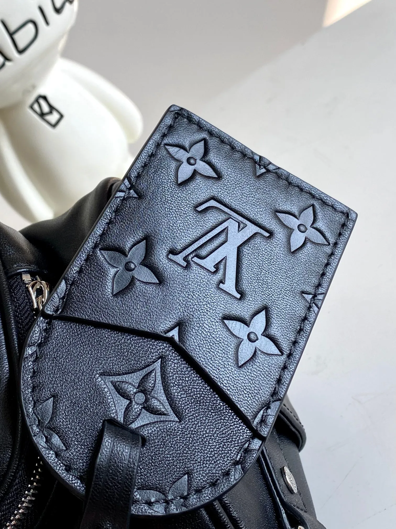 💰1180 (top-grain leather) top-quality original single real home shot] Dynamic chip, top-grain leather, semi-steel hardware, 14028 presbyopia, 13988 black leather. This Keepall Bandoulière 25 handbag is made of grain leather with suede details and distressed metal parts. The Monogram canvas outer bag is opened with a cord zipper, making it easy to access and place your belongings. Removable and adjustable leather shoulder strap provides comfortable shoulder carrying experience. Length, height and width: 25x15x11cm