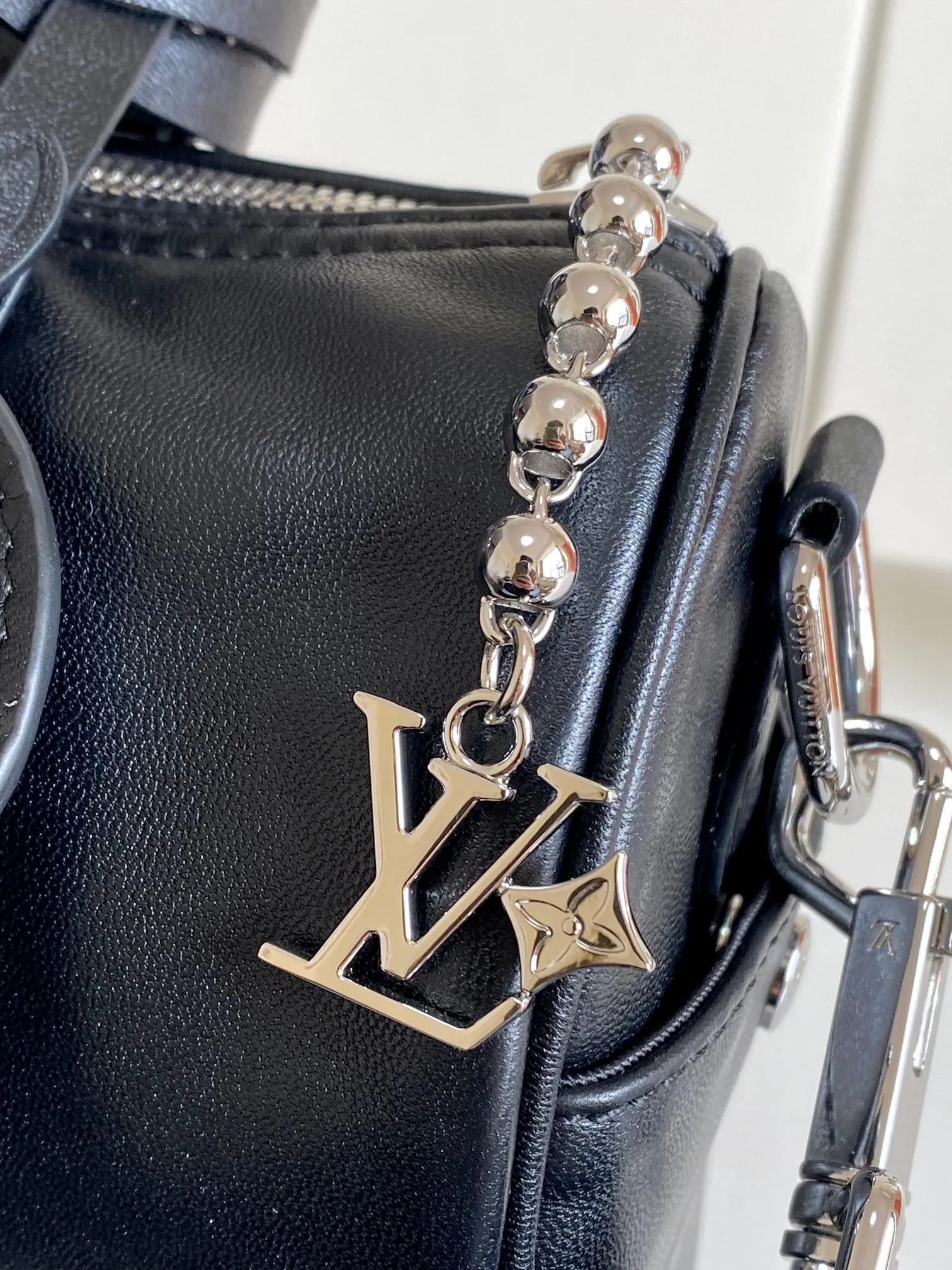 💰1180 (top-grain leather) top-quality original single real home shot] Dynamic chip, top-grain leather, semi-steel hardware, 14028 presbyopia, 13988 black leather. This Keepall Bandoulière 25 handbag is made of grain leather with suede details and distressed metal parts. The Monogram canvas outer bag is opened with a cord zipper, making it easy to access and place your belongings. Removable and adjustable leather shoulder strap provides comfortable shoulder carrying experience. Length, height and width: 25x15x11cm