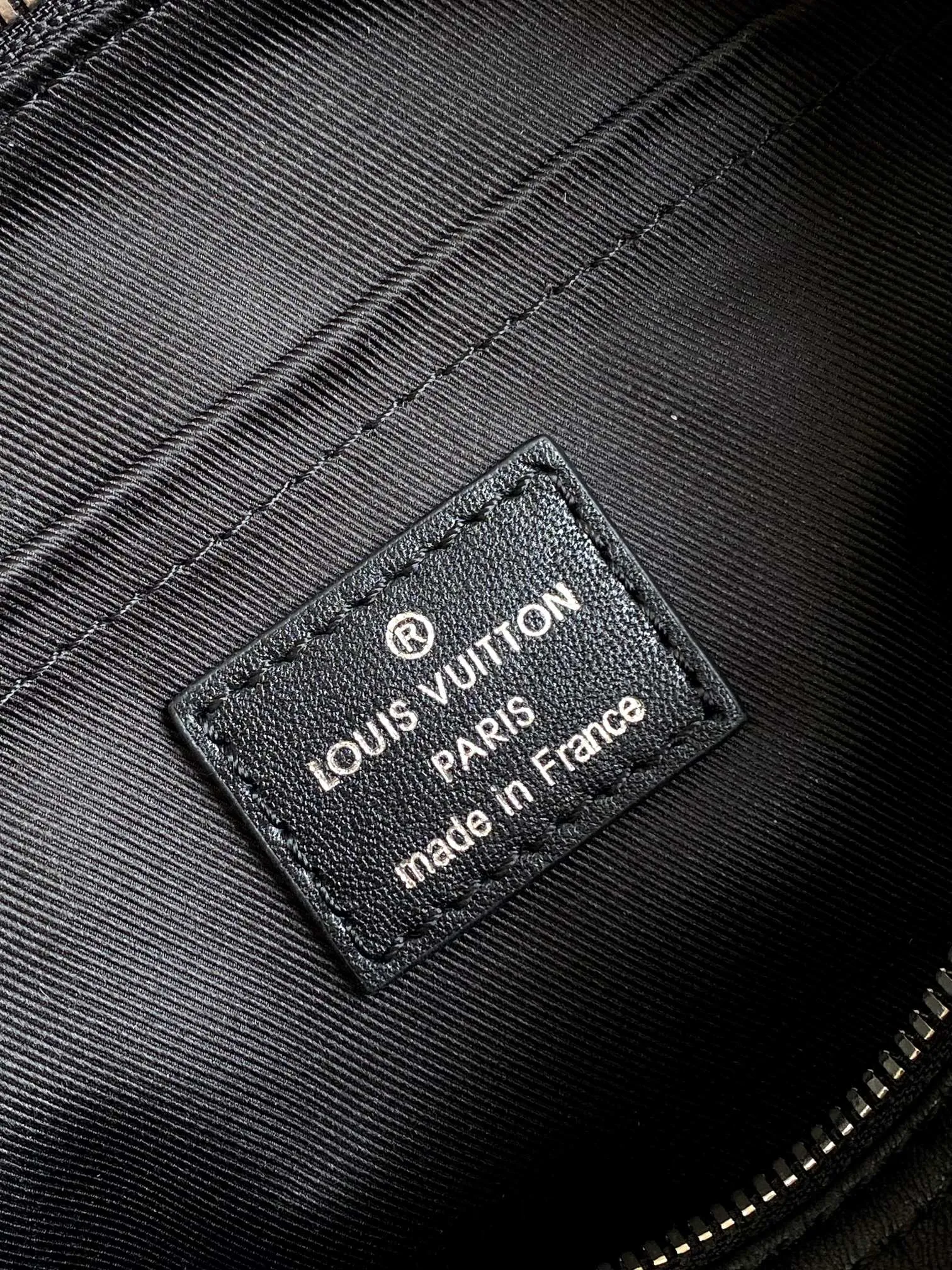 💰1180 (top-grain leather) top-quality original single real home shot] Dynamic chip, top-grain leather, semi-steel hardware, 14028 presbyopia, 13988 black leather. This Keepall Bandoulière 25 handbag is made of grain leather with suede details and distressed metal parts. The Monogram canvas outer bag is opened with a cord zipper, making it easy to access and place your belongings. Removable and adjustable leather shoulder strap provides comfortable shoulder carrying experience. Length, height and width: 25x15x11cm
