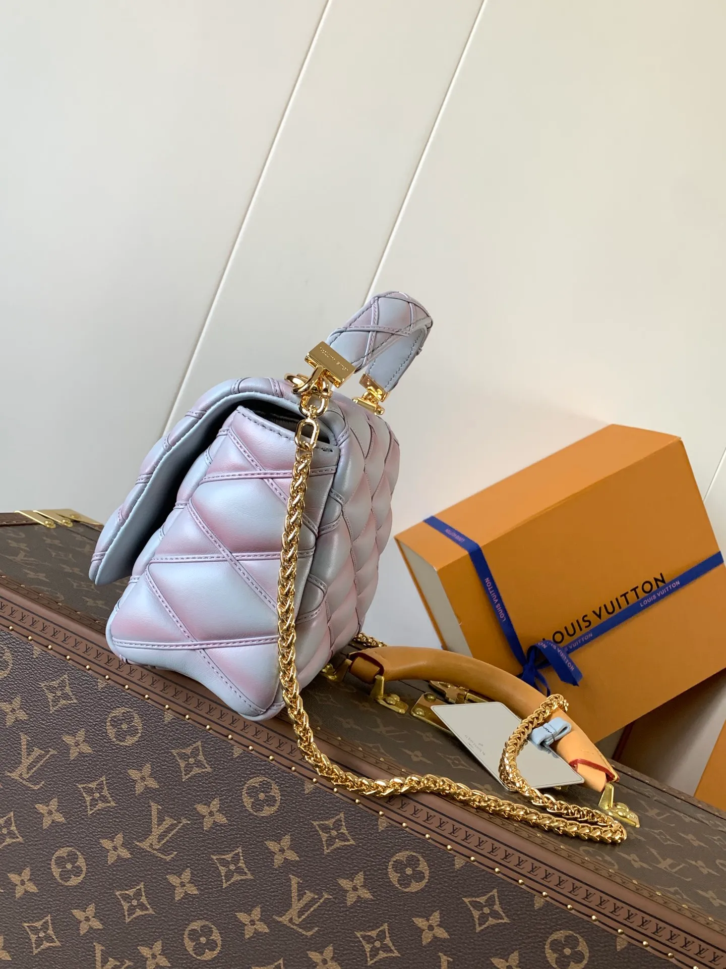💰1280 (top layer leather) top original order, code changing chip M23045 dark gray M22891 beige M23601 brown M22891 black M12338 vanilla M24465 pink gradient M23682 dark blue M12434 blue gradient M22891 blue and white checkered M22891 red and white checkered M25107 silver M22891 patent leather M22892 black pink gradient M24186 light blue gradient M24465 nude pink gradient M12567 burgundy M11374 black hardware M12332 light coffee color M22890 white leather black stripes M23568 gray pink gradient M25106 Chinese red M14282 navy blue top original custom leather ~ colors are being updated continuously! This medium GO-14 bag is crafted from rich sheepskin leather with a quilted pattern that pays homage to the brand's traditional luggage designs. The Twist lock makes a striking statement, and the top handle can be carried by hand alone, or it can be transformed into a leather shoulder pad on the sliding chain strap for comfortable shoulder or cross-body wear. Dimensions: 23 x 16 x 10cm