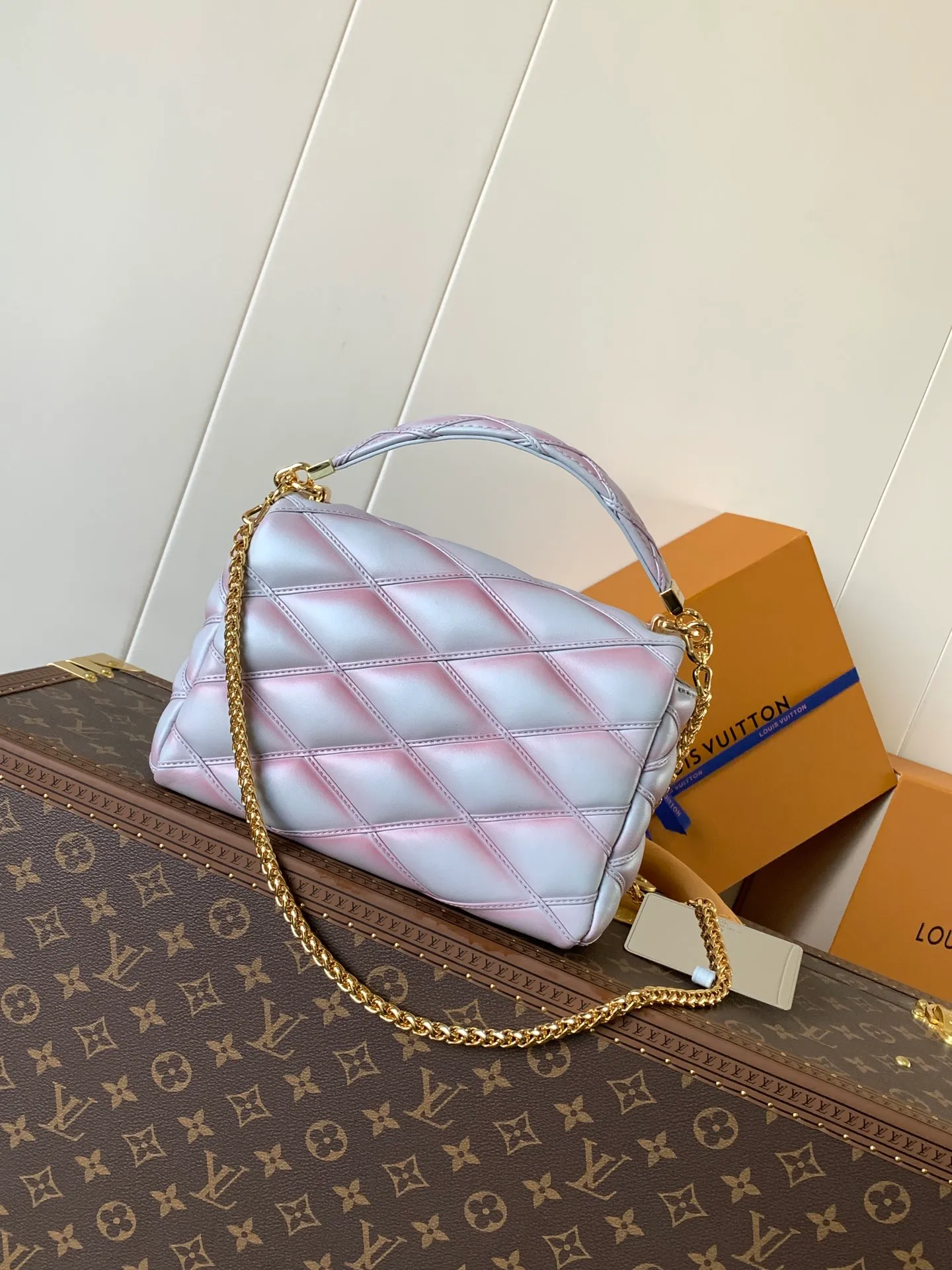 💰1280 (top layer leather) top original order, code changing chip M23045 dark gray M22891 beige M23601 brown M22891 black M12338 vanilla M24465 pink gradient M23682 dark blue M12434 blue gradient M22891 blue and white checkered M22891 red and white checkered M25107 silver M22891 patent leather M22892 black pink gradient M24186 light blue gradient M24465 nude pink gradient M12567 burgundy M11374 black hardware M12332 light coffee color M22890 white leather black stripes M23568 gray pink gradient M25106 Chinese red M14282 navy blue top original custom leather ~ colors are being updated continuously! This medium GO-14 bag is crafted from rich sheepskin leather with a quilted pattern that pays homage to the brand's traditional luggage designs. The Twist lock makes a striking statement, and the top handle can be carried by hand alone, or it can be transformed into a leather shoulder pad on the sliding chain strap for comfortable shoulder or cross-body wear. Dimensions: 23 x 16 x 10cm