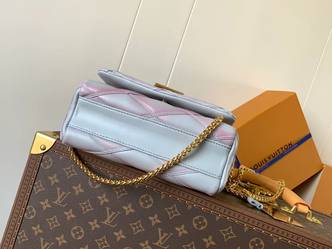 💰1280 (top layer leather) top original order, code changing chip M23045 dark gray M22891 beige M23601 brown M22891 black M12338 vanilla M24465 pink gradient M23682 dark blue M12434 blue gradient M22891 blue and white checkered M22891 red and white checkered M25107 silver M22891 patent leather M22892 black pink gradient M24186 light blue gradient M24465 nude pink gradient M12567 burgundy M11374 black hardware M12332 light coffee color M22890 white leather black stripes M23568 gray pink gradient M25106 Chinese red M14282 navy blue top original custom leather ~ colors are being updated continuously! This medium GO-14 bag is crafted from rich sheepskin leather with a quilted pattern that pays homage to the brand's traditional luggage designs. The Twist lock makes a striking statement, and the top handle can be carried by hand alone, or it can be transformed into a leather shoulder pad on the sliding chain strap for comfortable shoulder or cross-body wear. Dimensions: 23 x 16 x 10cm