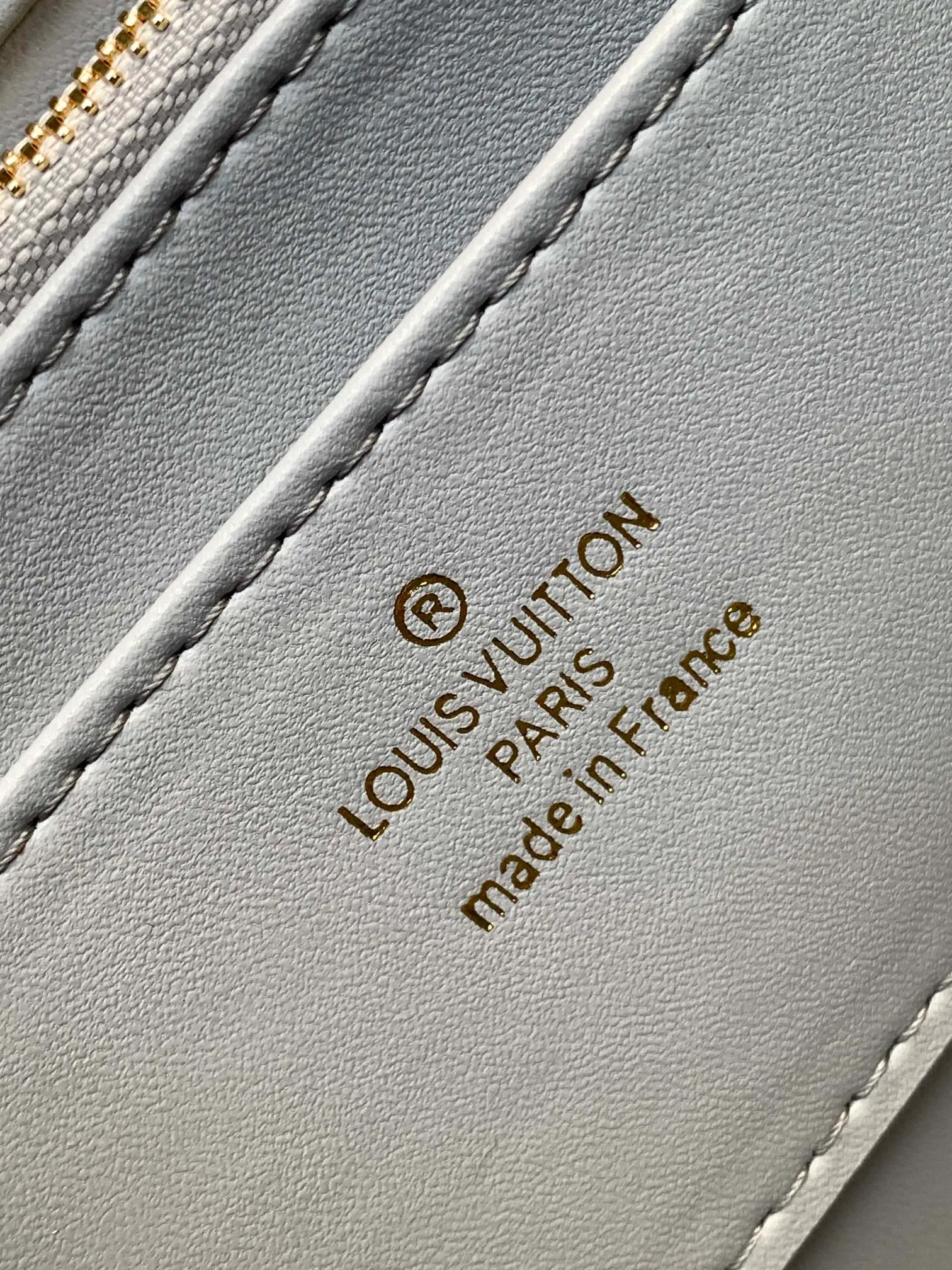💰1280 (top layer leather) top original order, code changing chip M23045 dark gray M22891 beige M23601 brown M22891 black M12338 vanilla M24465 pink gradient M23682 dark blue M12434 blue gradient M22891 blue and white checkered M22891 red and white checkered M25107 silver M22891 patent leather M22892 black pink gradient M24186 light blue gradient M24465 nude pink gradient M12567 burgundy M11374 black hardware M12332 light coffee color M22890 white leather black stripes M23568 gray pink gradient M25106 Chinese red M14282 navy blue top original custom leather ~ colors are being updated continuously! This medium GO-14 bag is crafted from rich sheepskin leather with a quilted pattern that pays homage to the brand's traditional luggage designs. The Twist lock makes a striking statement, and the top handle can be carried by hand alone, or it can be transformed into a leather shoulder pad on the sliding chain strap for comfortable shoulder or cross-body wear. Dimensions: 23 x 16 x 10cm