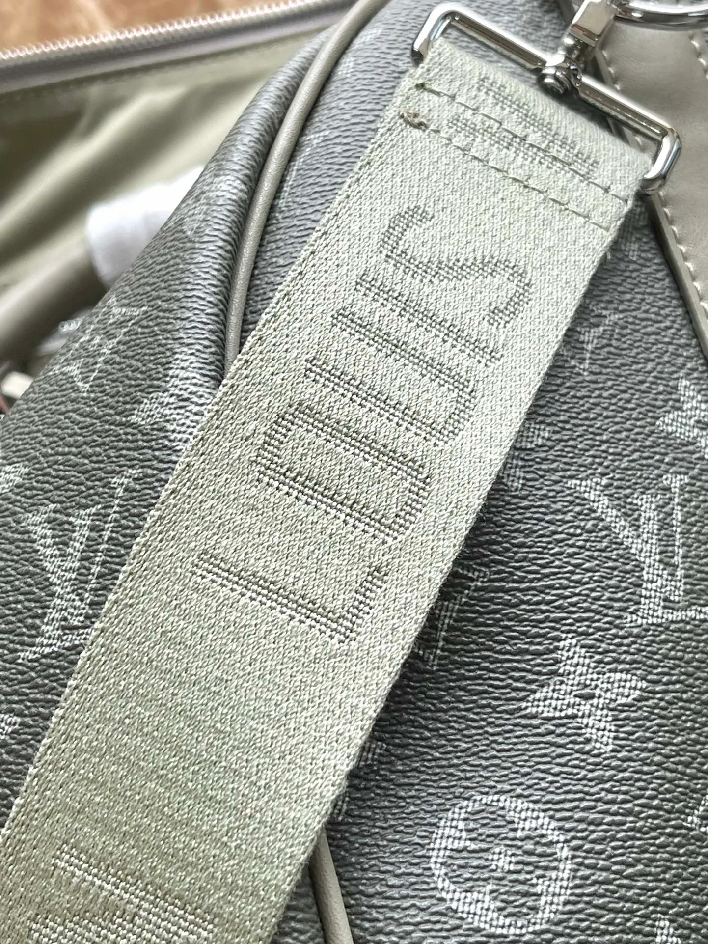 💰1280 Top Original Order M11718 This Keepall Bandouliere 45 travel bag is made of Monogram Gradient coated canvas, with the full-width Monogram pattern gradually dissipating to create an eye-catching style, complementing iconic elements such as side straps and rolled leather handles. The wide, removable and adjustable shoulder strap allows for shoulder or cross-body wear. Dimensions: 45 × 27 × 20 cm