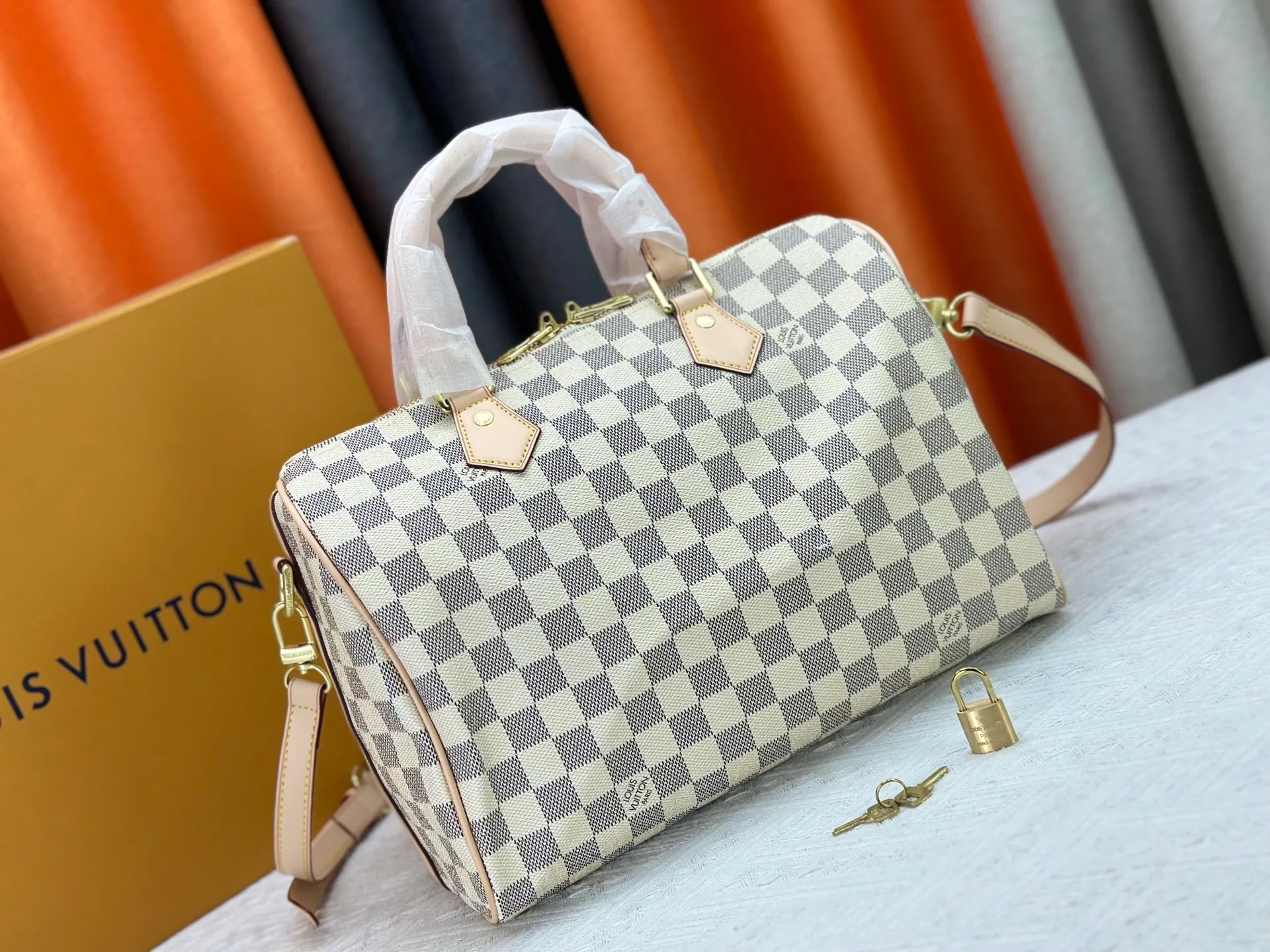 P240 P250 P260 High-definition shooting quality as shown in the picture. Good quality, full of positive reputation! Highly recommended Speedy fashion hot model, classic Monogram canvas➕imported Italian discolored yellow leather trim➕high-end original hardware➕adjustable shoulder strap lock. It feels soft, highly practical, and can be called a classic. The upper body is super elegant. Brand: LouisVuitton! Model: Small 40390/Medium 40391/Large 40392! Material: Imported original leather! Size: small size 25*19*15, medium size 30*21*17, large size 35*23*18,