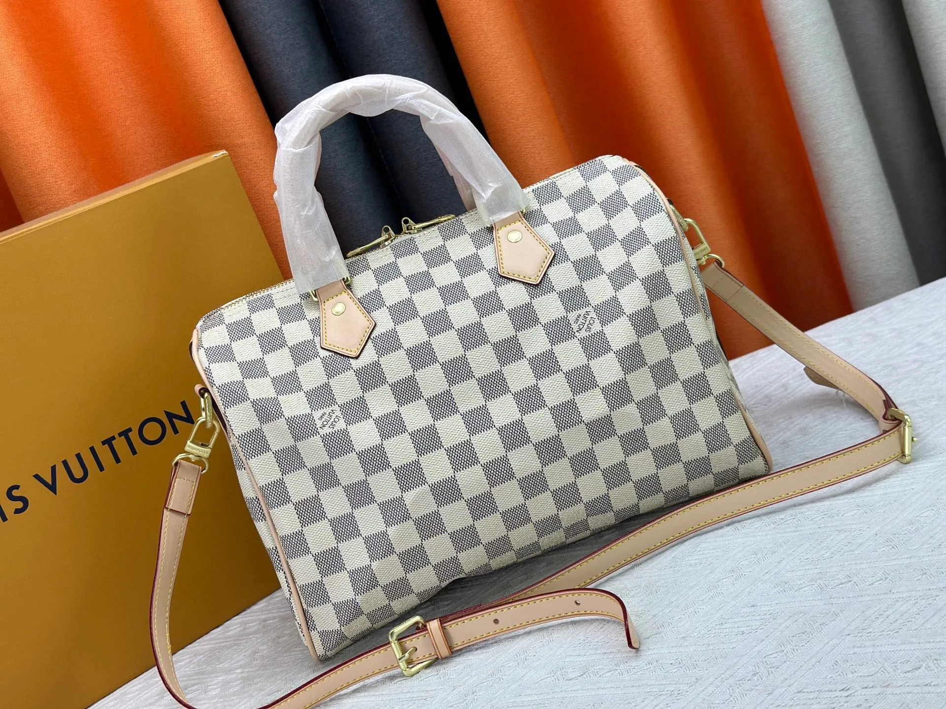 P240 P250 P260 High-definition shooting quality as shown in the picture. Good quality, full of positive reputation! Highly recommended Speedy fashion hot model, classic Monogram canvas➕imported Italian discolored yellow leather trim➕high-end original hardware➕adjustable shoulder strap lock. It feels soft, highly practical, and can be called a classic. The upper body is super elegant. Brand: LouisVuitton! Model: Small 40390/Medium 40391/Large 40392! Material: Imported original leather! Size: small size 25*19*15, medium size 30*21*17, large size 35*23*18,