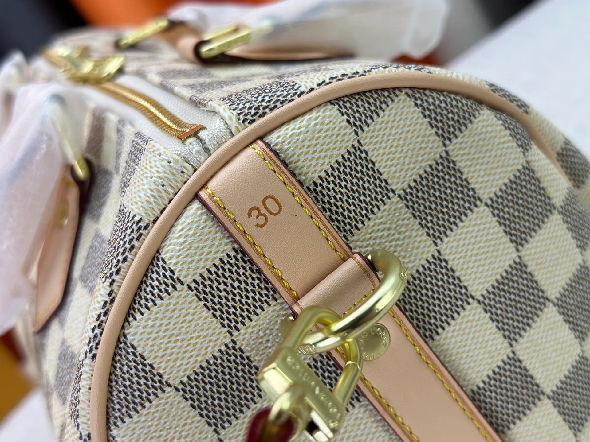 P240 P250 P260 High-definition shooting quality as shown in the picture. Good quality, full of positive reputation! Highly recommended Speedy fashion hot model, classic Monogram canvas➕imported Italian discolored yellow leather trim➕high-end original hardware➕adjustable shoulder strap lock. It feels soft, highly practical, and can be called a classic. The upper body is super elegant. Brand: LouisVuitton! Model: Small 40390/Medium 40391/Large 40392! Material: Imported original leather! Size: small size 25*19*15, medium size 30*21*17, large size 35*23*18,