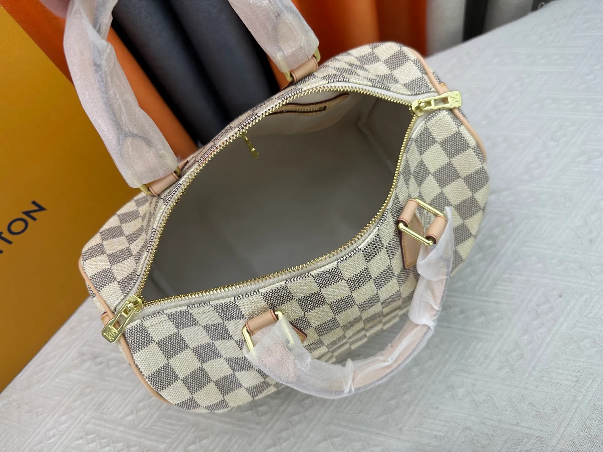 P240 P250 P260 High-definition shooting quality as shown in the picture. Good quality, full of positive reputation! Highly recommended Speedy fashion hot model, classic Monogram canvas➕imported Italian discolored yellow leather trim➕high-end original hardware➕adjustable shoulder strap lock. It feels soft, highly practical, and can be called a classic. The upper body is super elegant. Brand: LouisVuitton! Model: Small 40390/Medium 40391/Large 40392! Material: Imported original leather! Size: small size 25*19*15, medium size 30*21*17, large size 35*23*18,